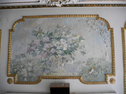 En väggmålning med flagnad färg.