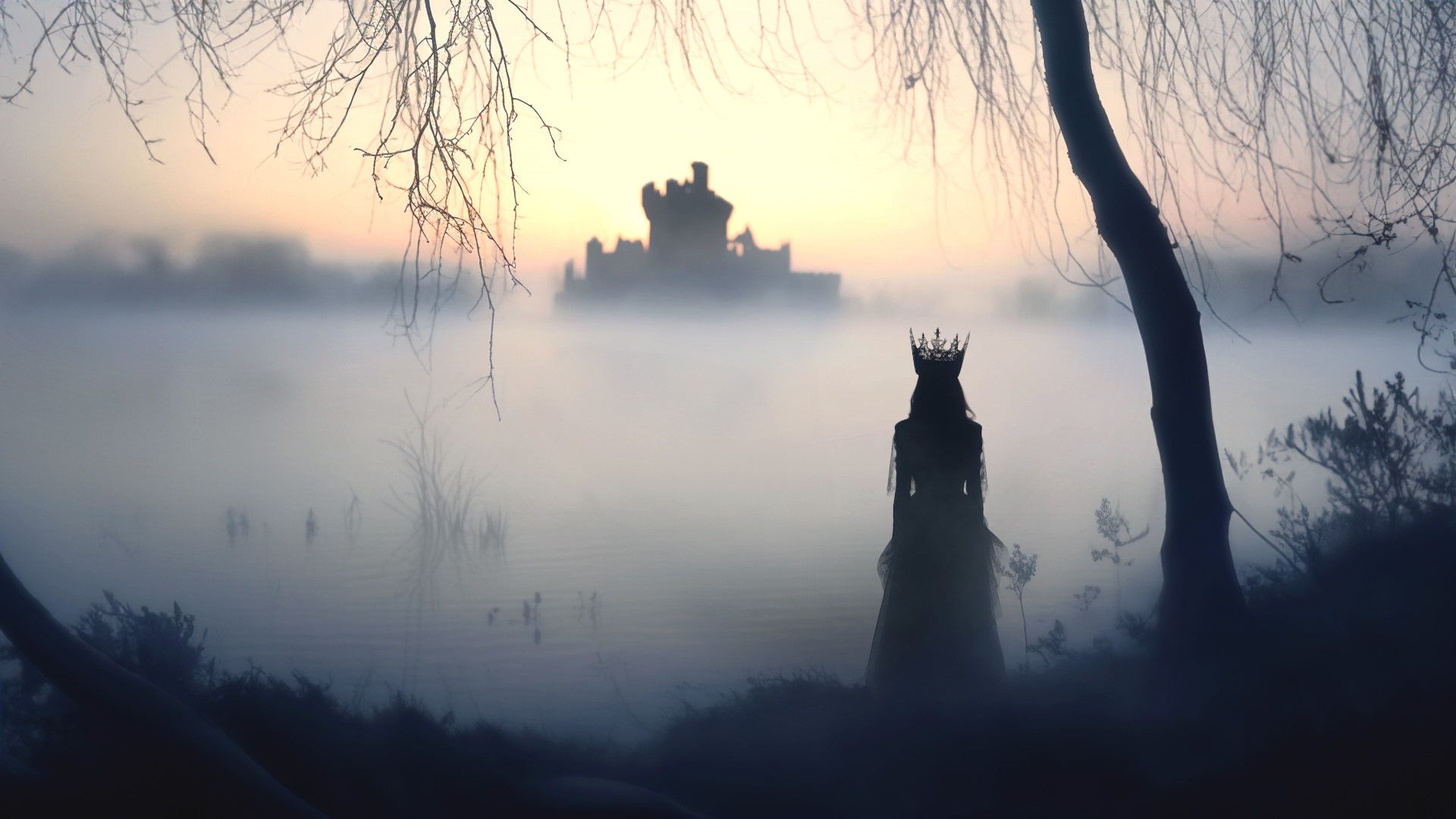 Dimmig bild med siluetten av en drottning framför en borg.