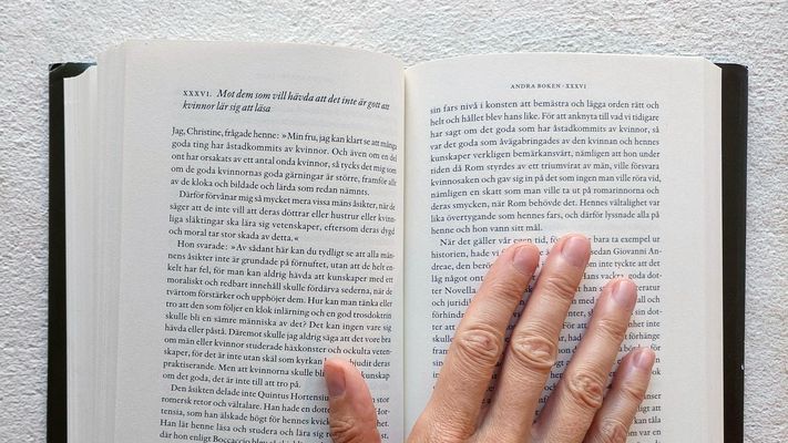 Hand och en bok