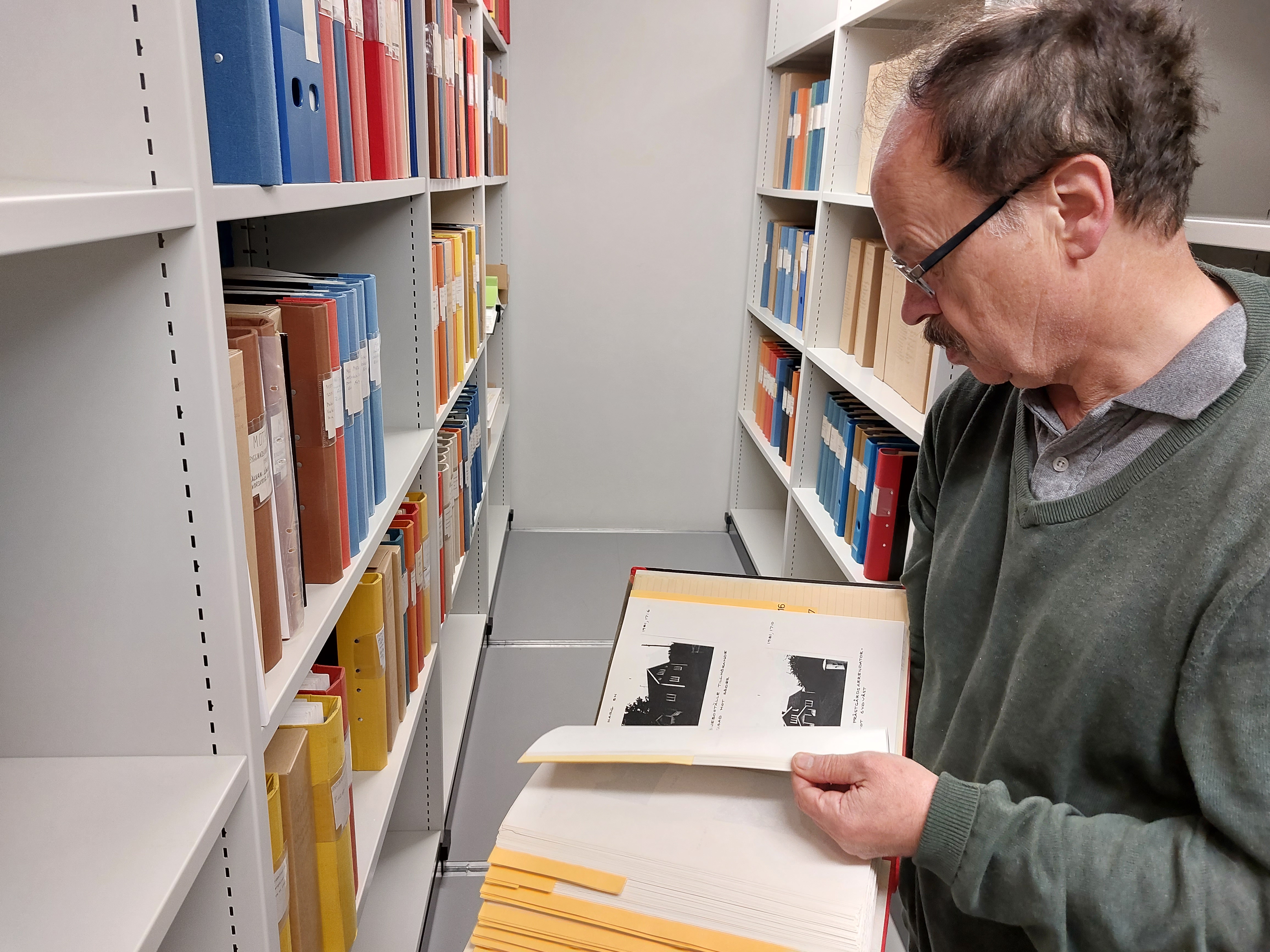 Freddie Hallberg visar runt i museets arkiv.