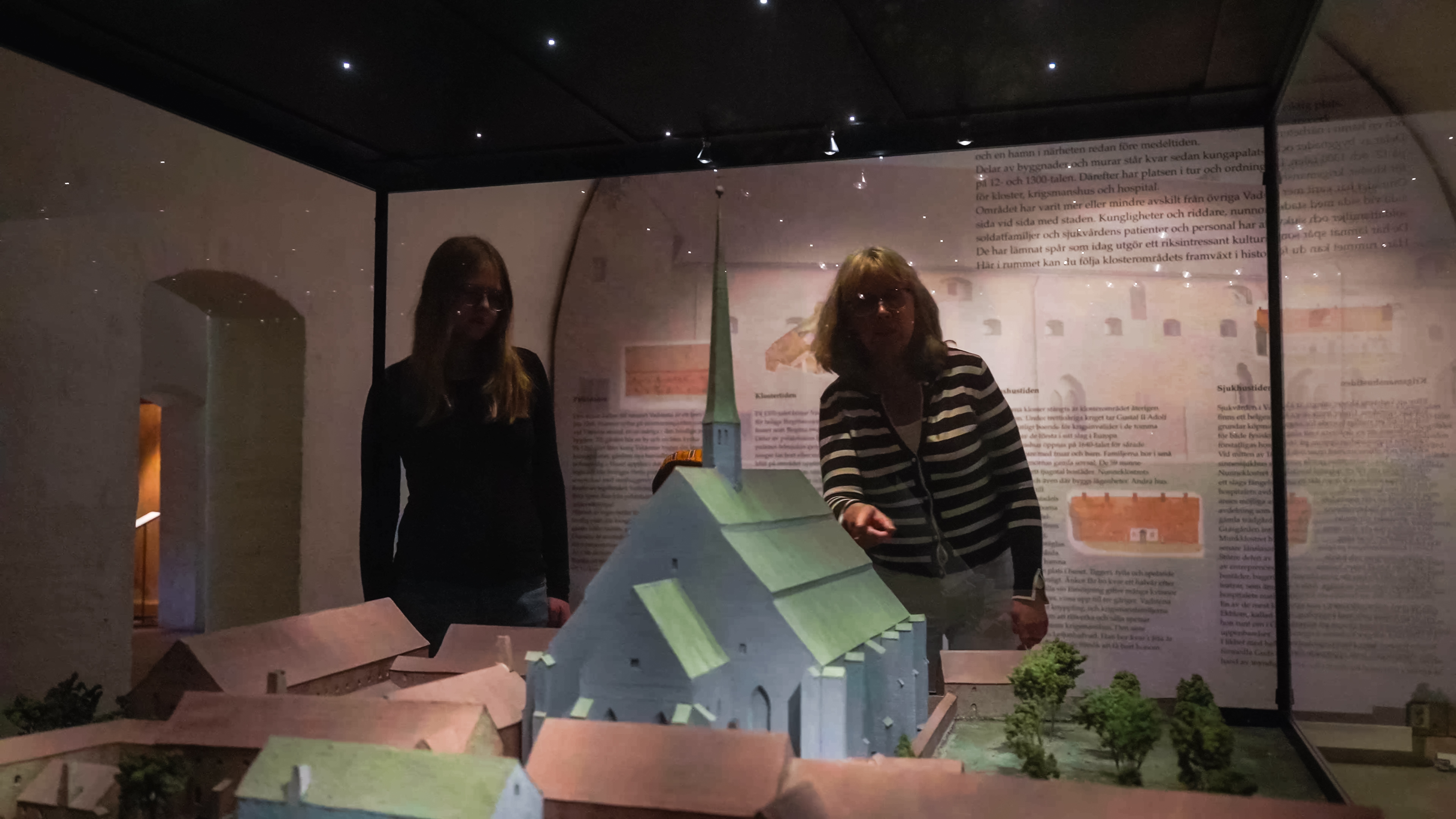 Stillbild från filminspelning på Sancta Birgitta Klostermuseum.