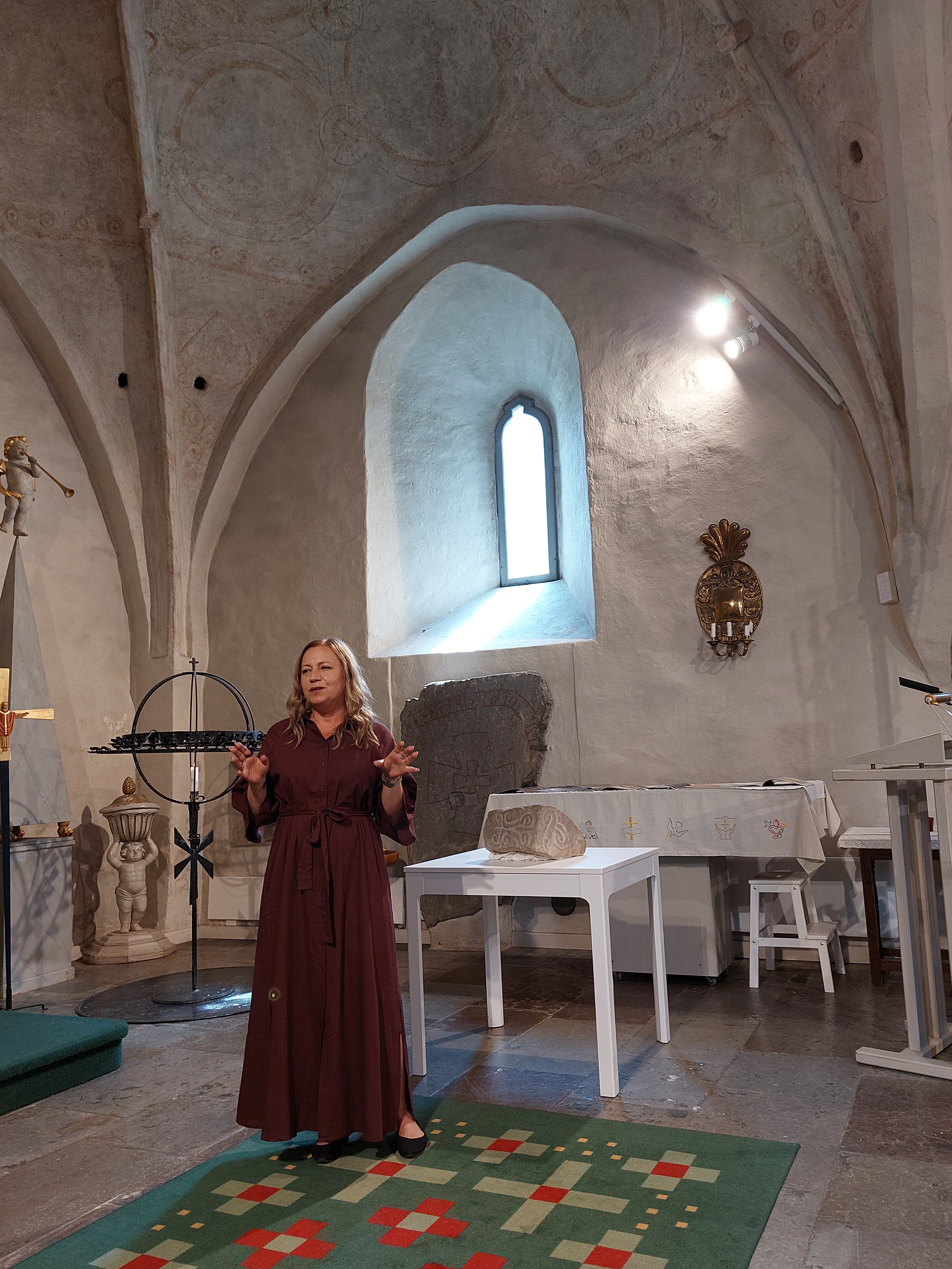 Pressträff för tidskriften Arkeologi i Östergötland i Östra Eneby kyrka. Mikaela Radakovic Kjäll från Östergötlands museum.