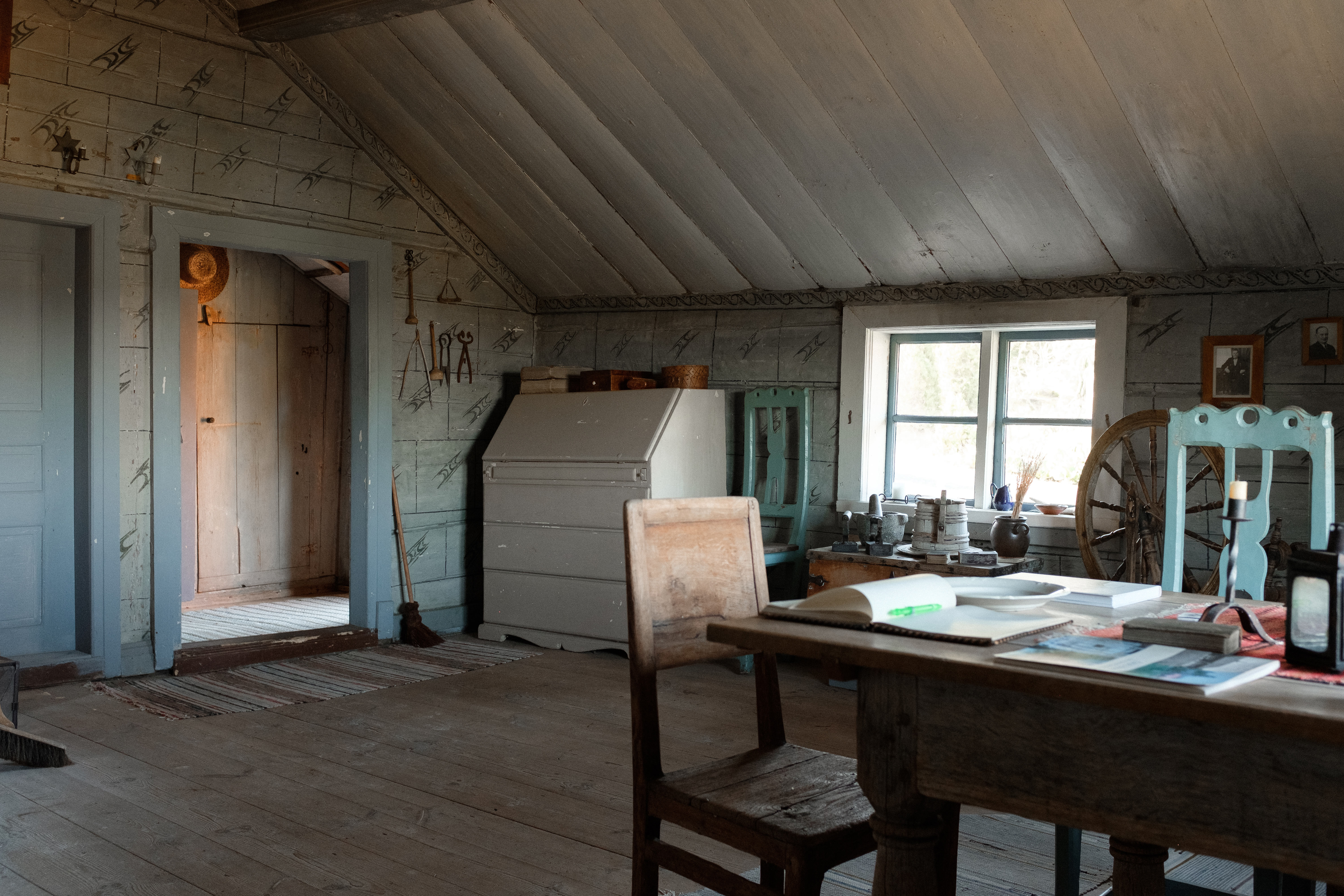 Rum med möbler och föremål