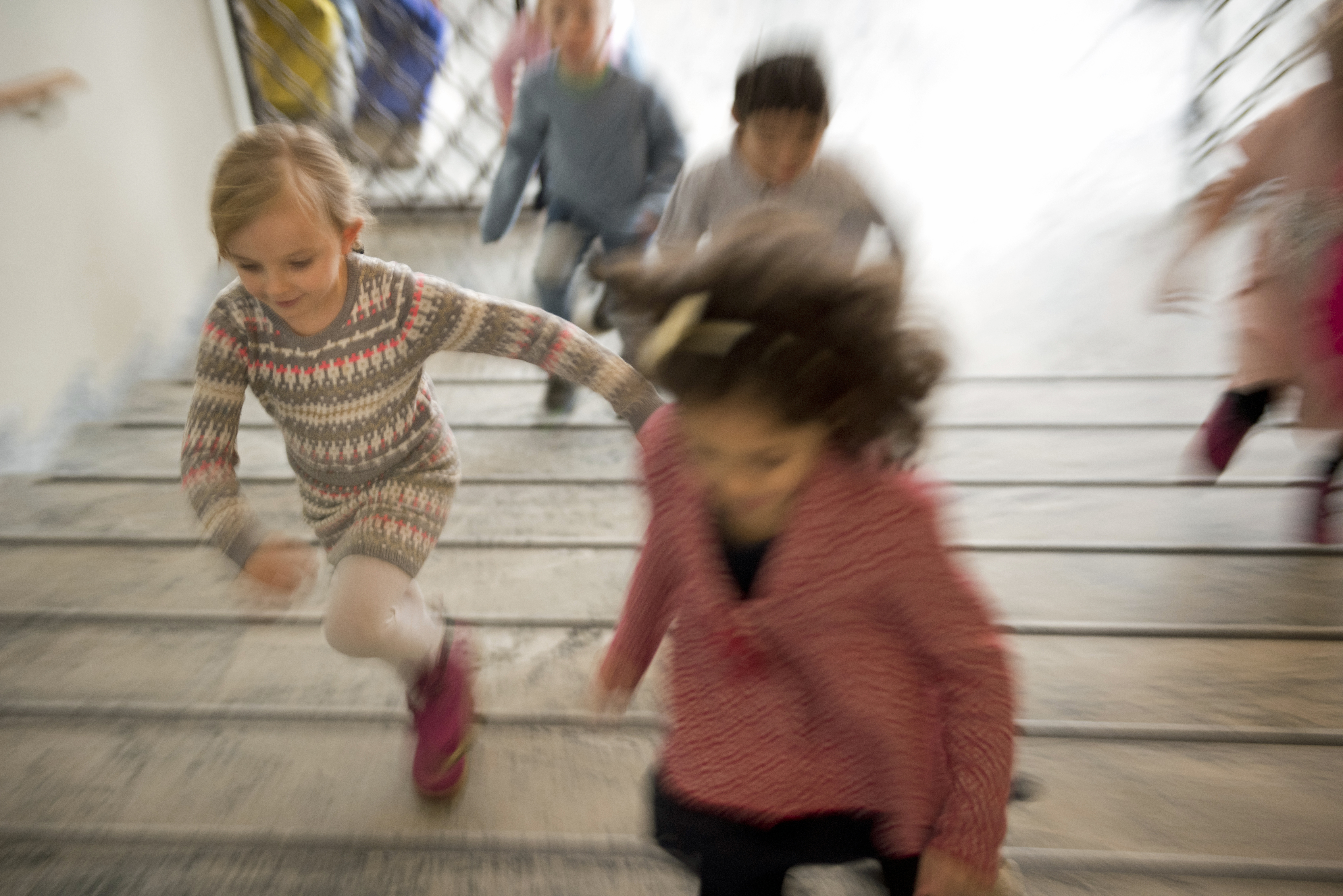 Barn springer i en trappa inne i Östergötlands museum.