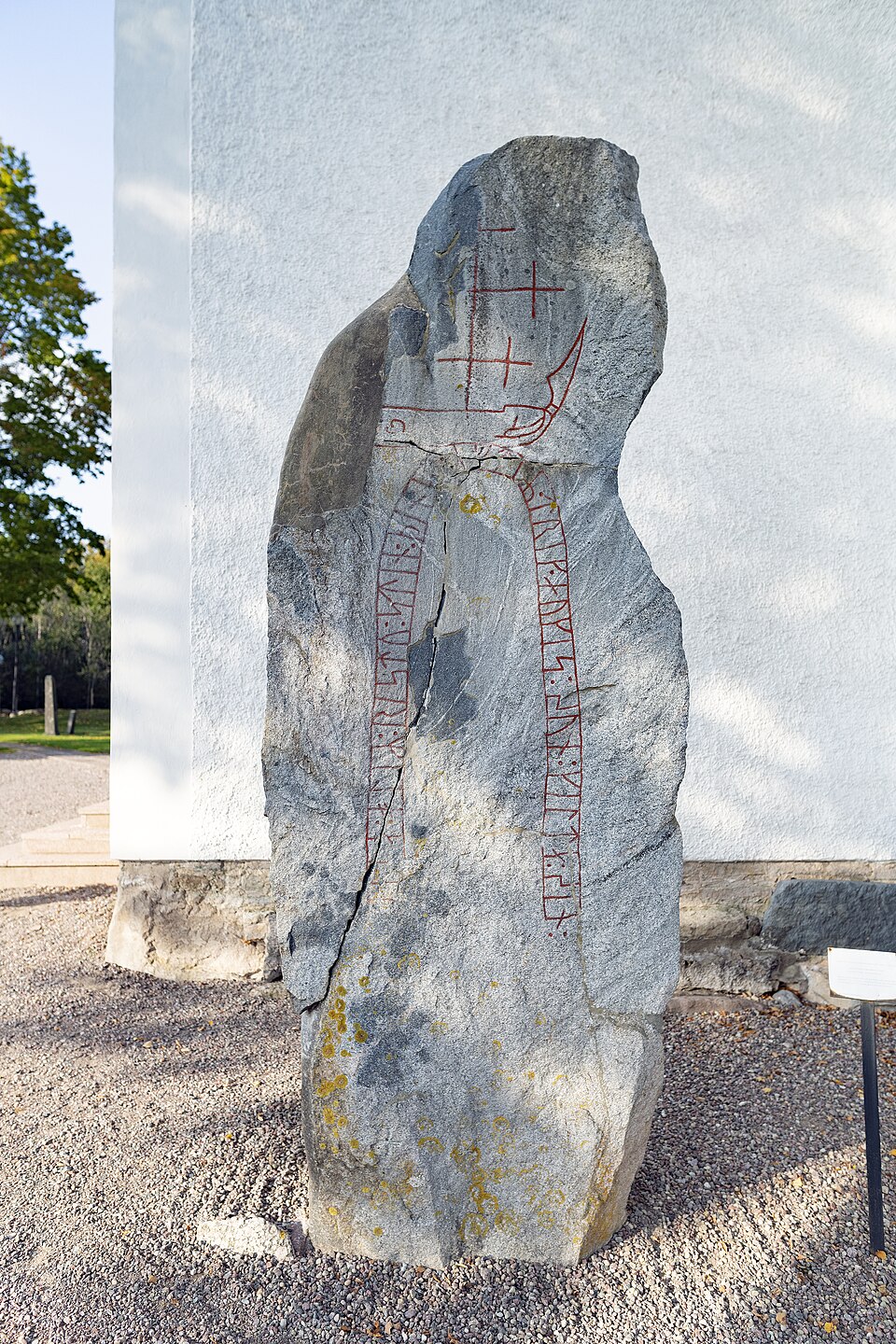 En av de fem kända runstenarna vid Törnevalla kyrka i Linköpings kommun.