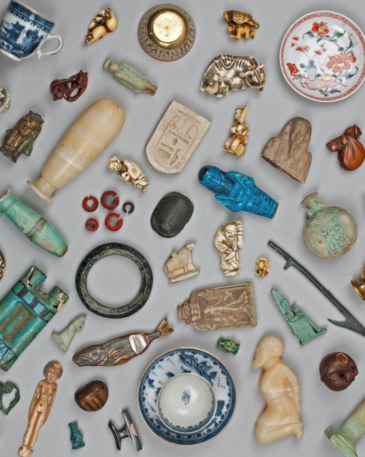 Genrebild med föremål från utställningen Österlandets skatter.