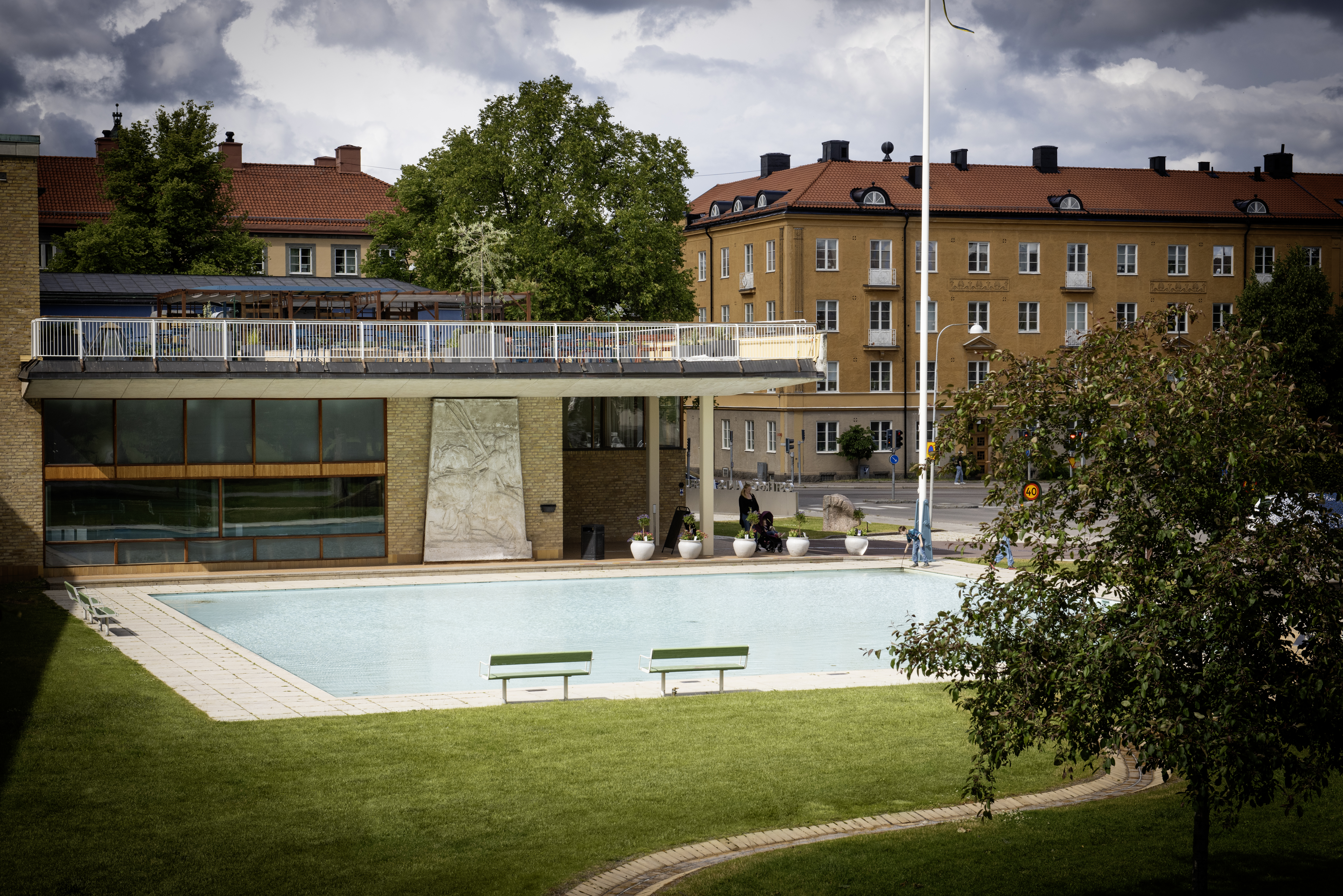 Huvudentrén till Östergötlands museum och den stora takterrassen, sedd från museiparken.