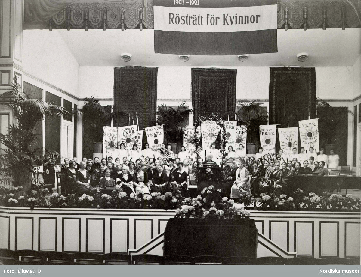 Svartvit bild med Ellen Key i talarstolen omkring 1921. Landsföreningen för kvinnans politiska rösträtt. Möte på Musikaliska akademien till firande av rösträttssegern.