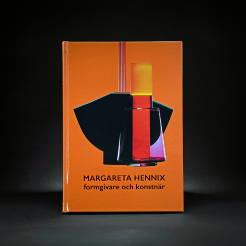 Förstasidan av boken Margareta Hennix - formgivare och konstnär
