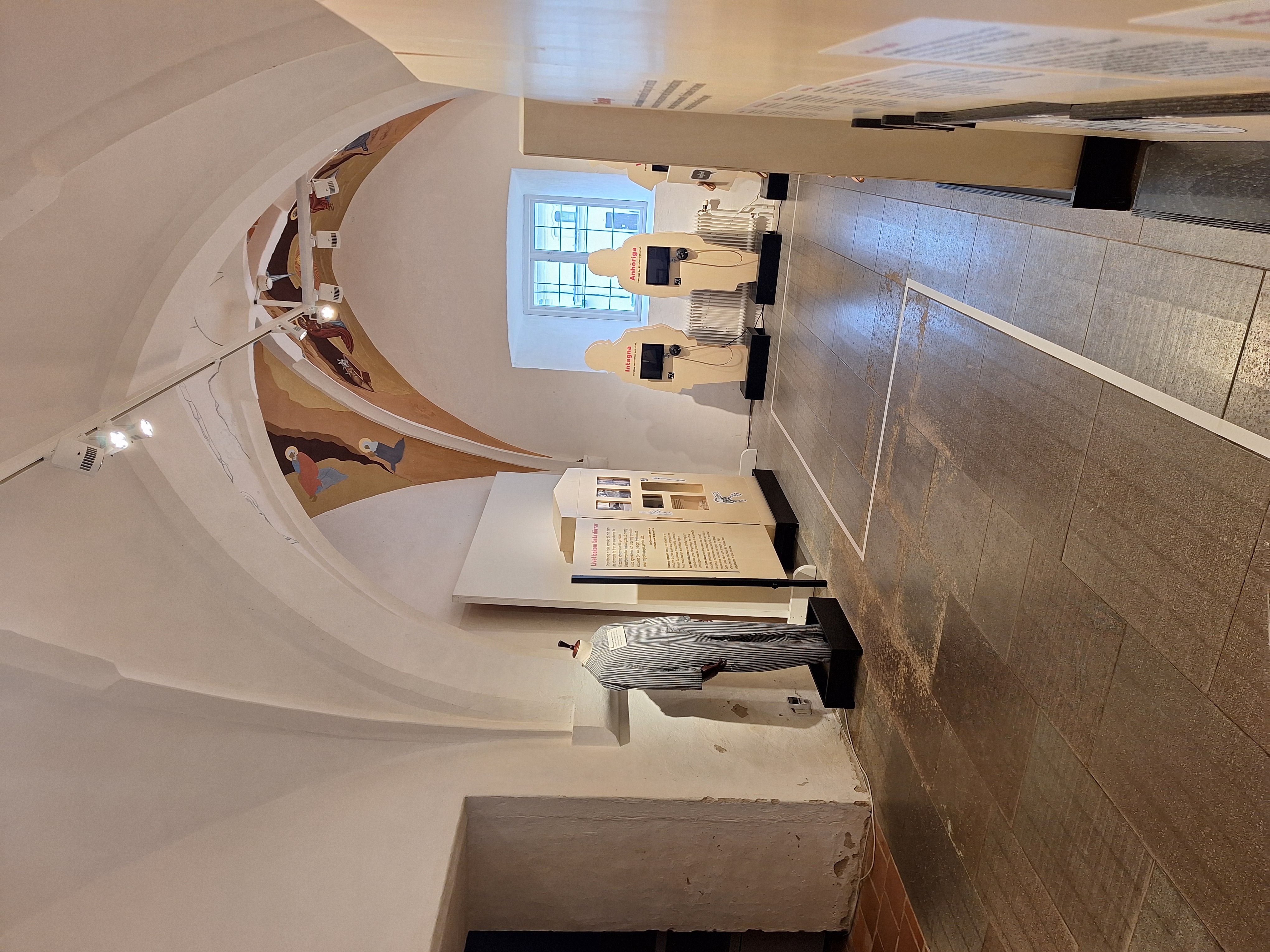 Utställningen Inlåst och utanför visas på Sancta Birgitta Klostermuseum.