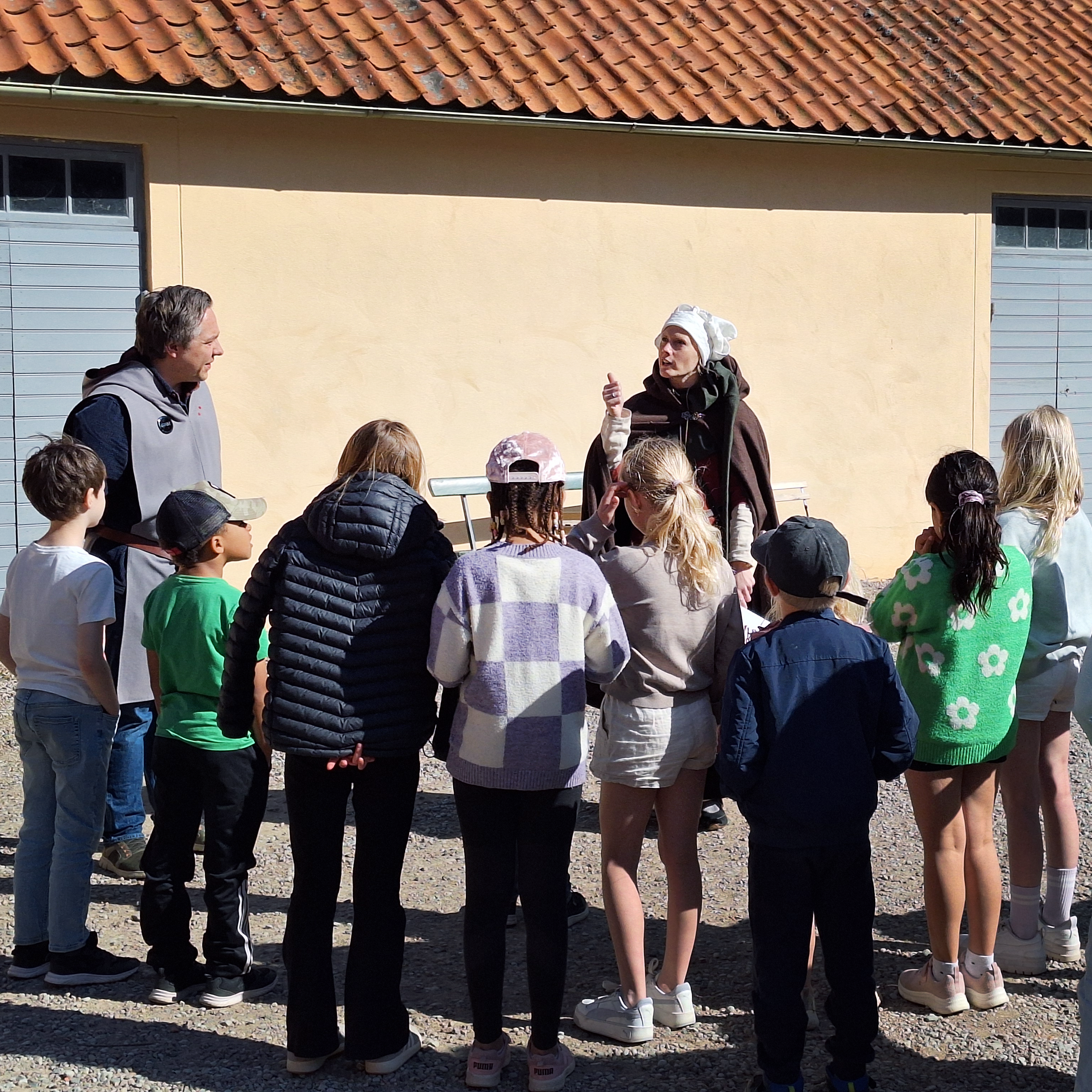 Familjevisning utanför Klostermuseet.