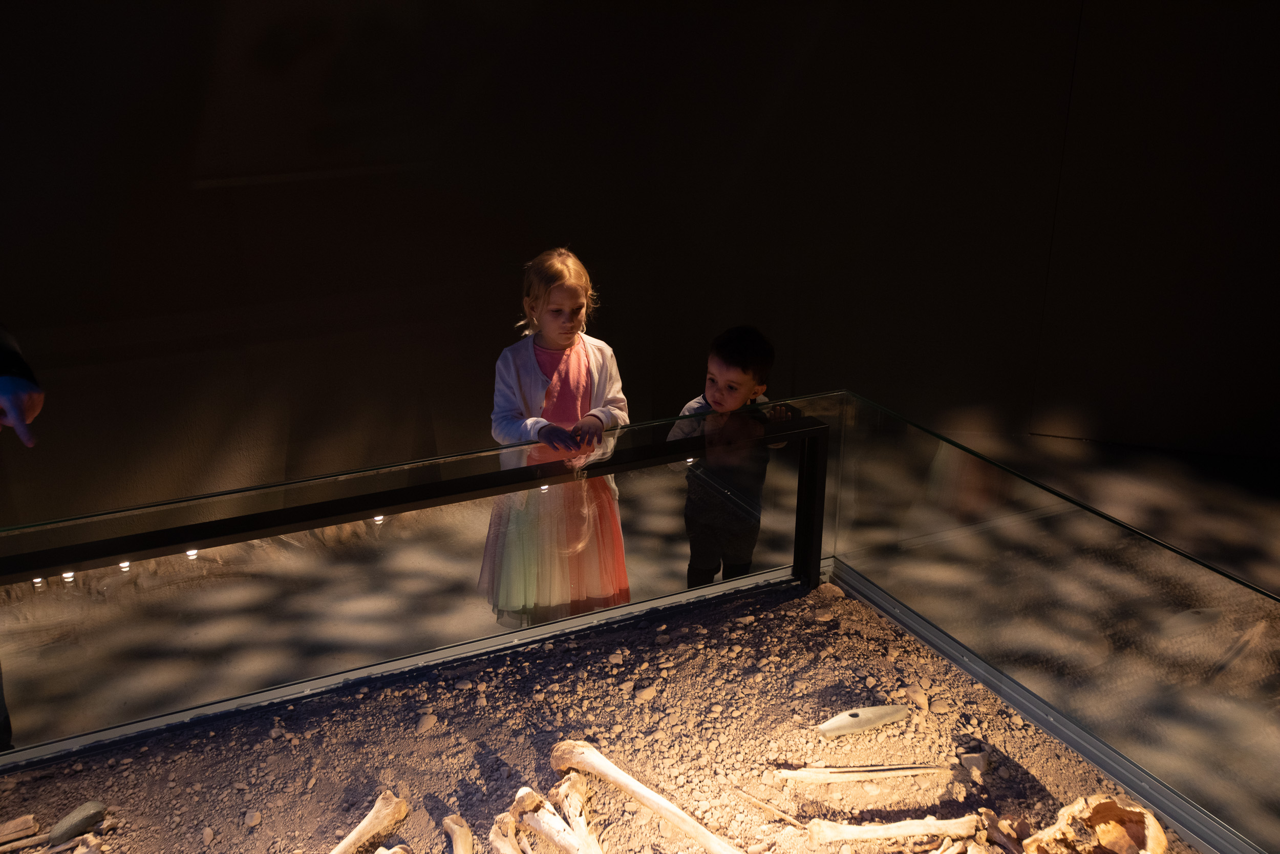 Barn som besöker kulturhistoriska utställningen – Vägen hit 