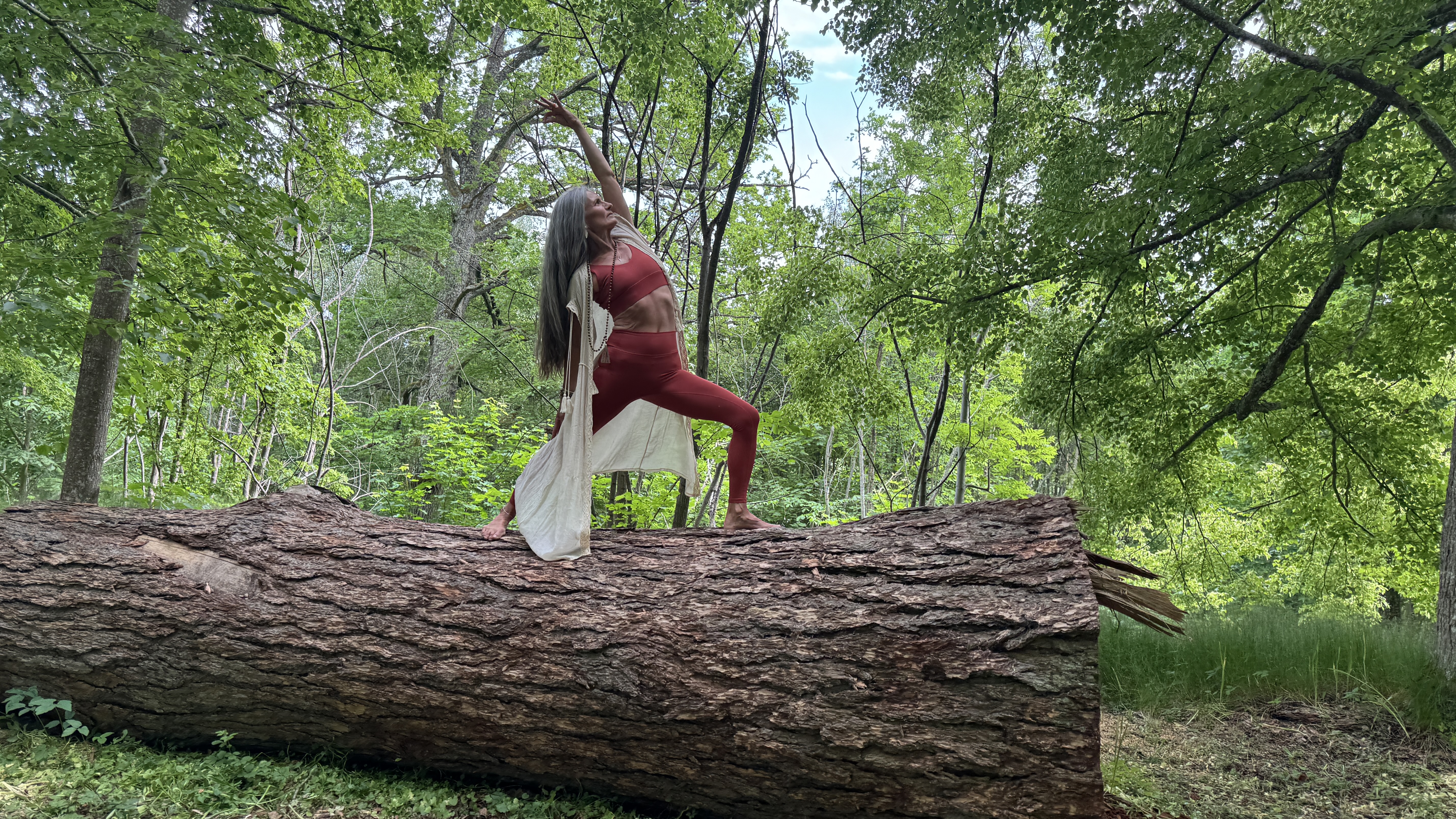 Yoga i slottsparken med läraren Lena Selberg.