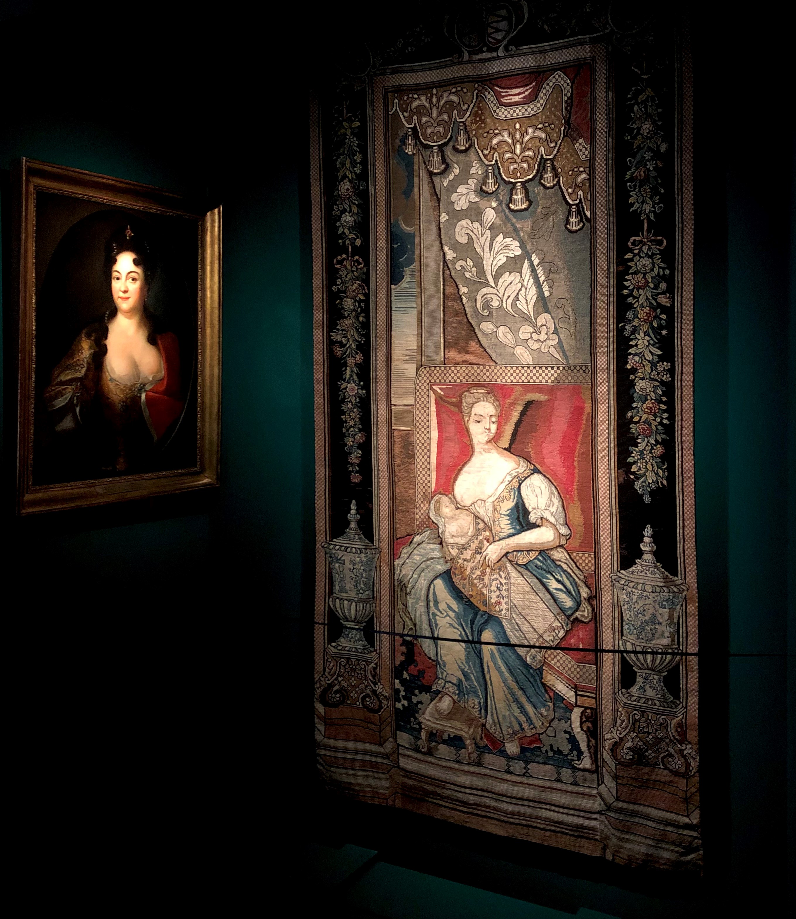 Fotografi som visar ett målat porträtt av Aurora von Königsmarck på ena sidan och en av de broderade Königsmarckska tapeterna på andra sidan. 