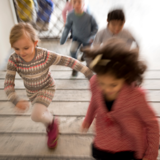 Barn som springer i trappa