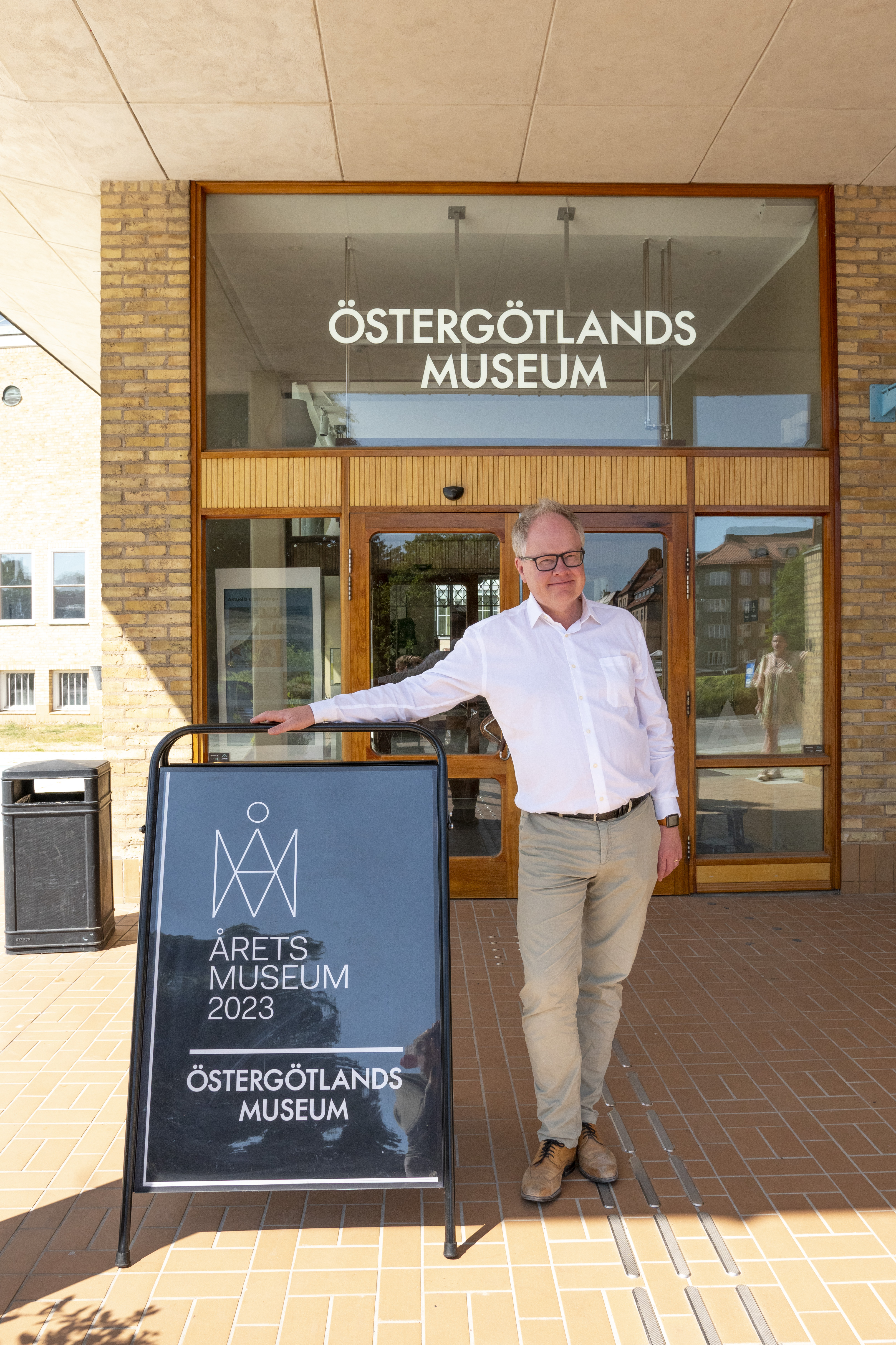 Museichef Olof Hermelin utanför entrén till Östergötlands museum.