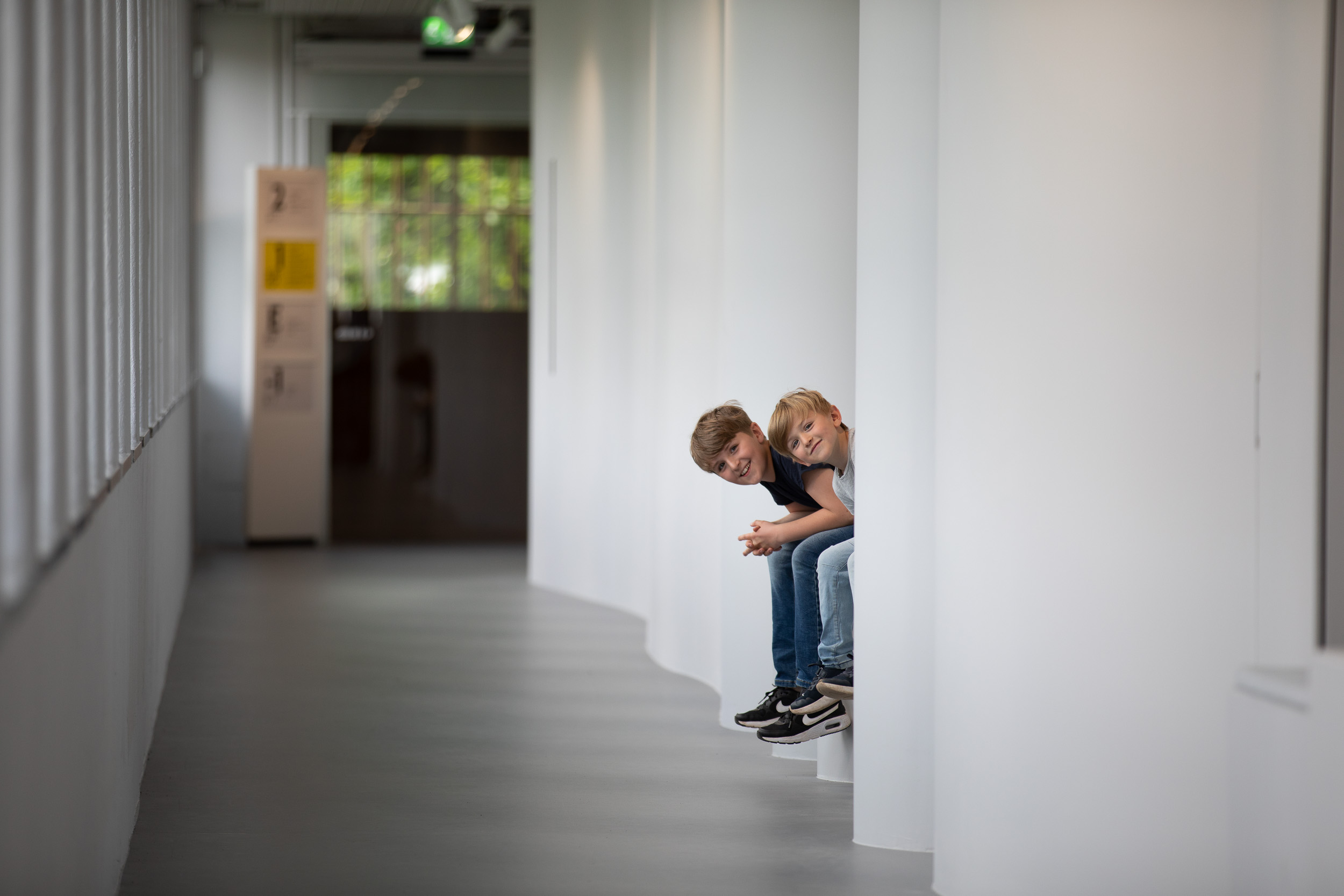 Bild på barn som besöker Östergötlands museum. 