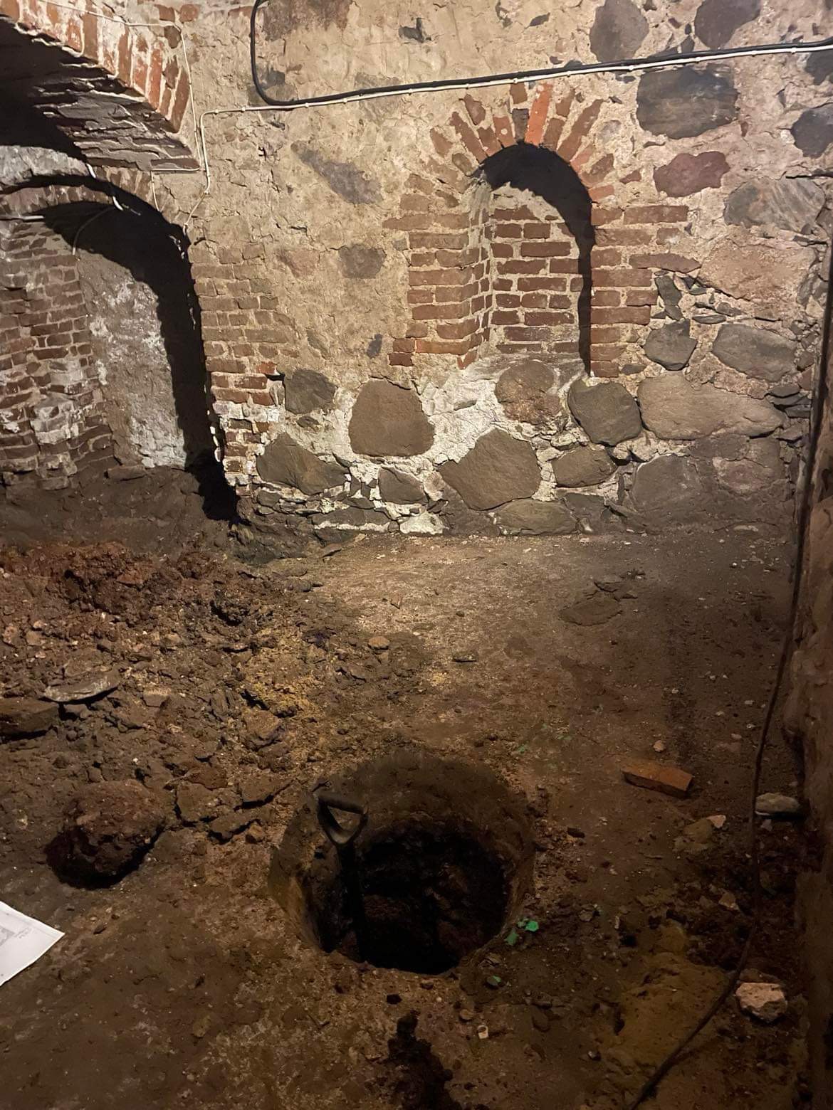 Hål grävt för att undersöka fukt i slottets källare. 