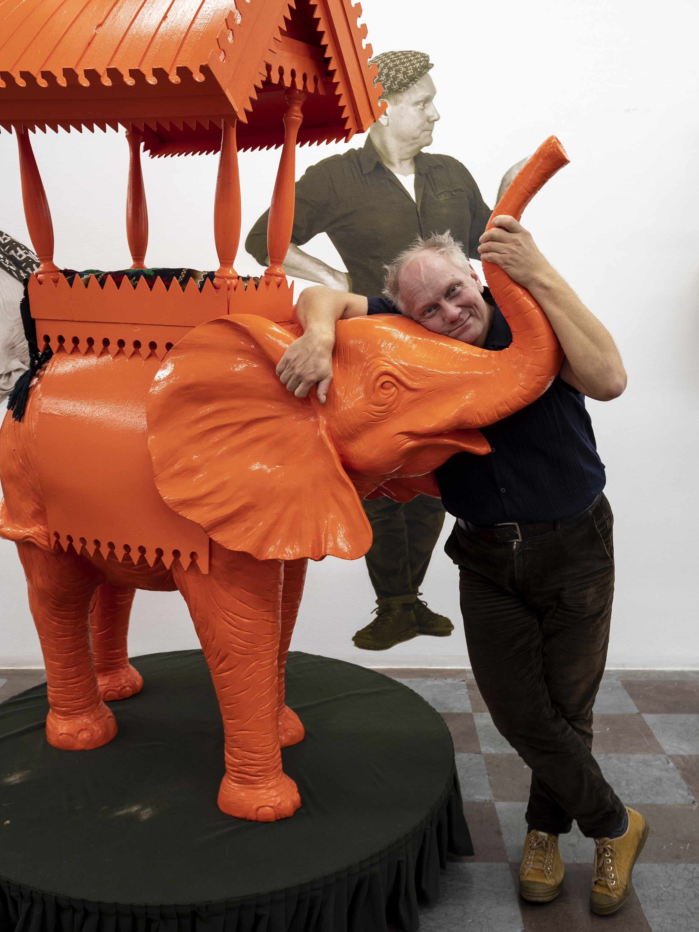 Konstnären Peter Johansson med Elefanten i rummet i samband med utställningen Souvenir på Wetterling Gallery i Stockholm.