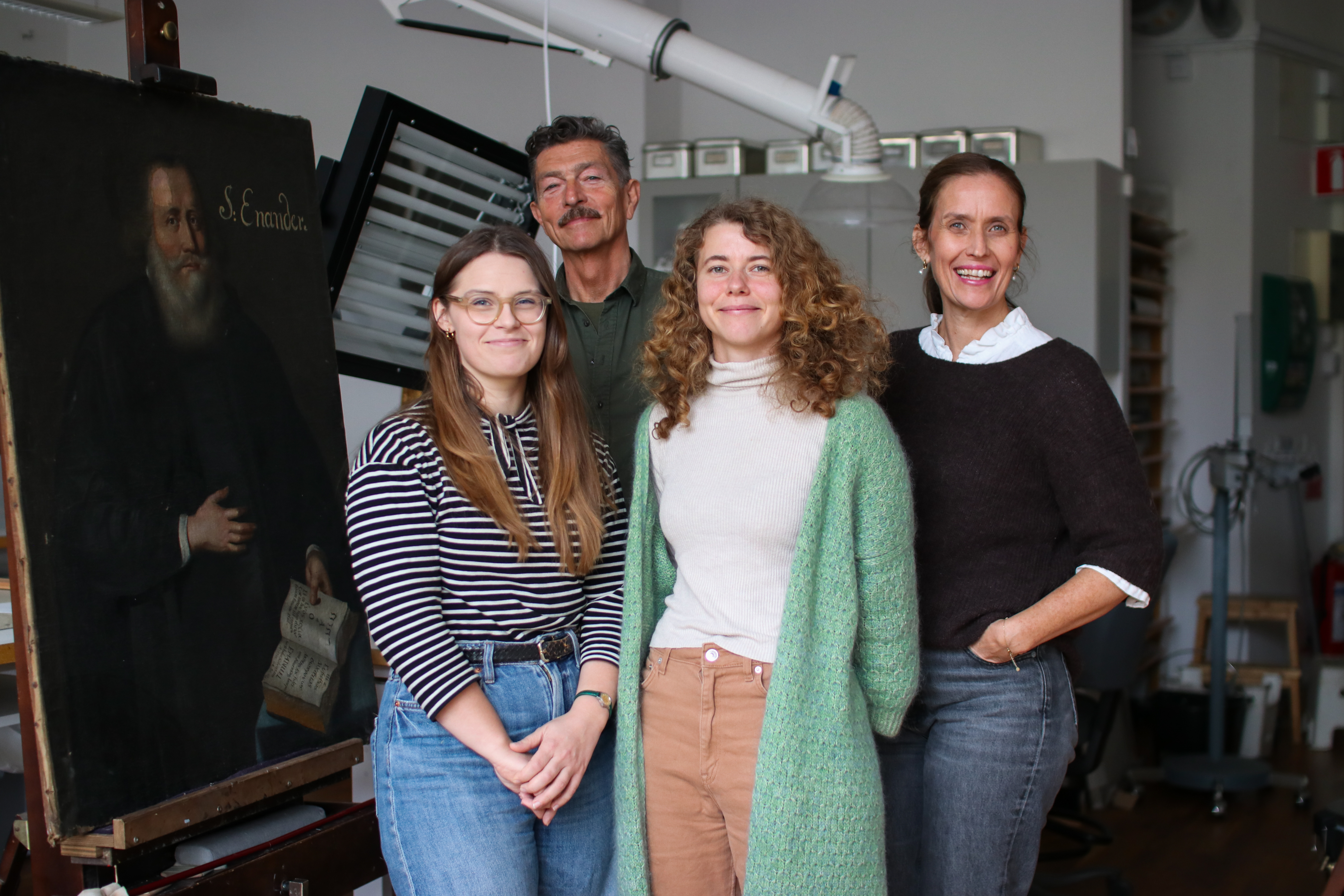 Östergötlands museums fyra konservatorer på plats i konserveringsateljén.