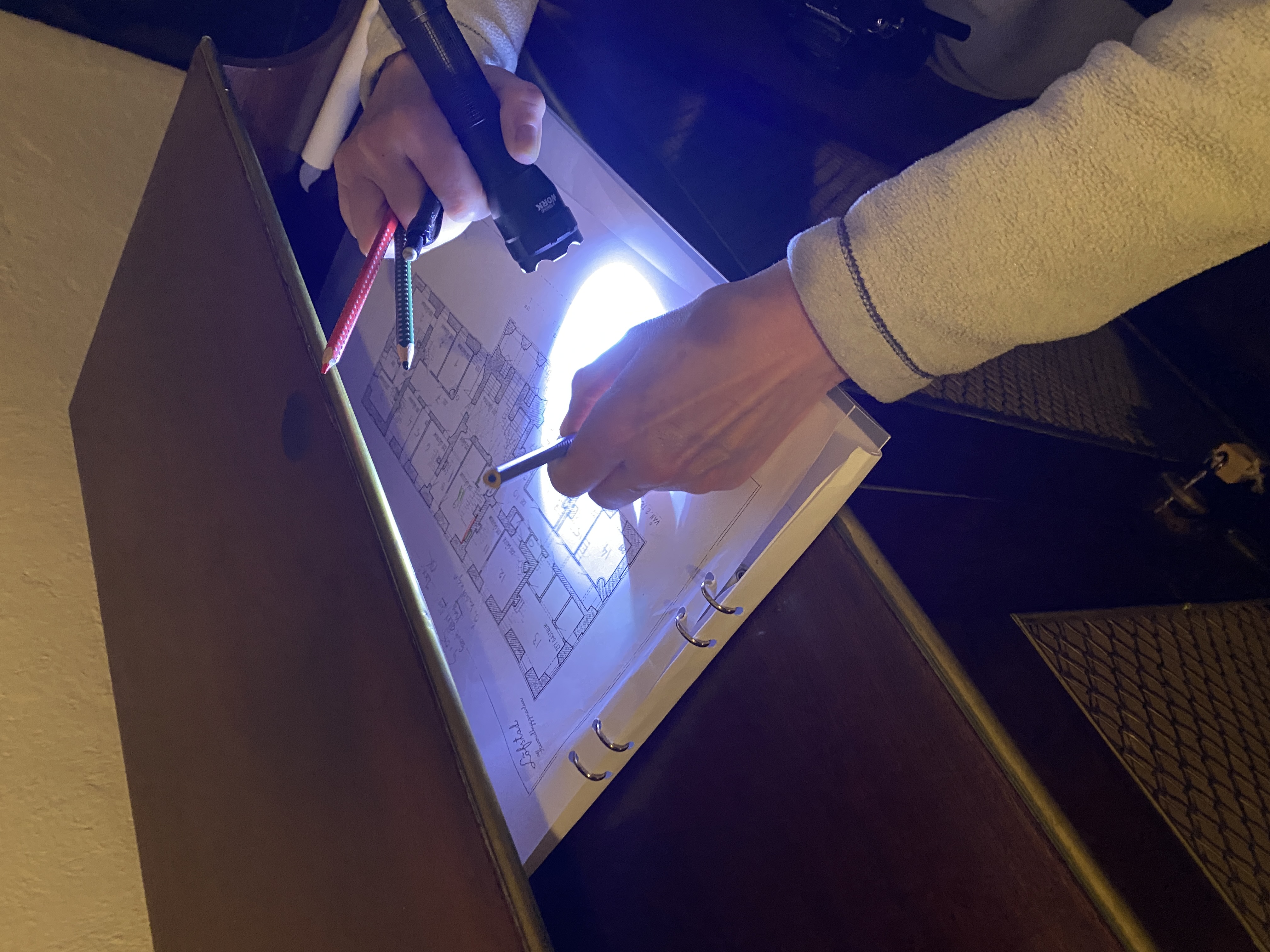 byggnadsantikvarie Klara Johansson antecknar