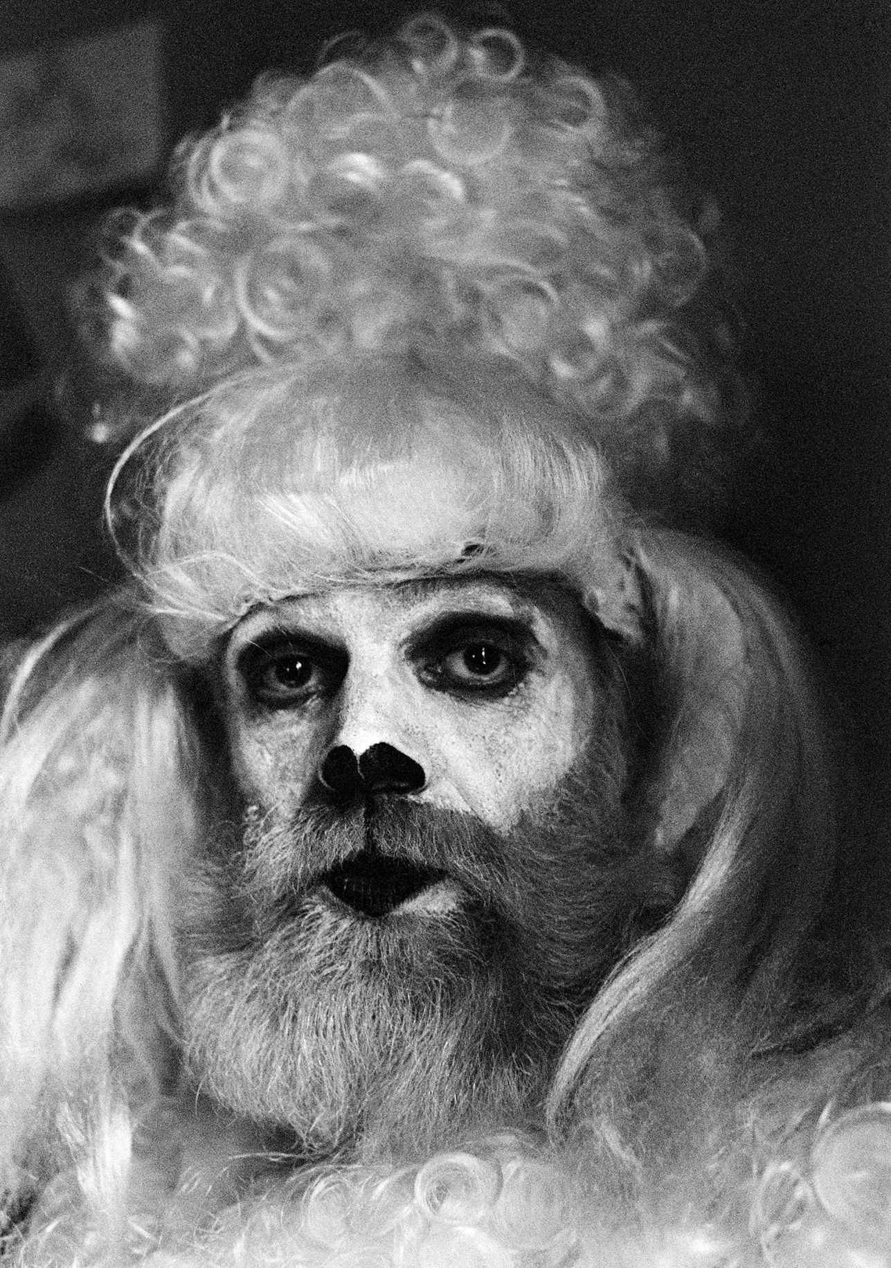 Performancekonstnären Kjartan Slettemarks pudelkostym ingår i utställningen "Best in Show – Hunden i konst och litteratur".