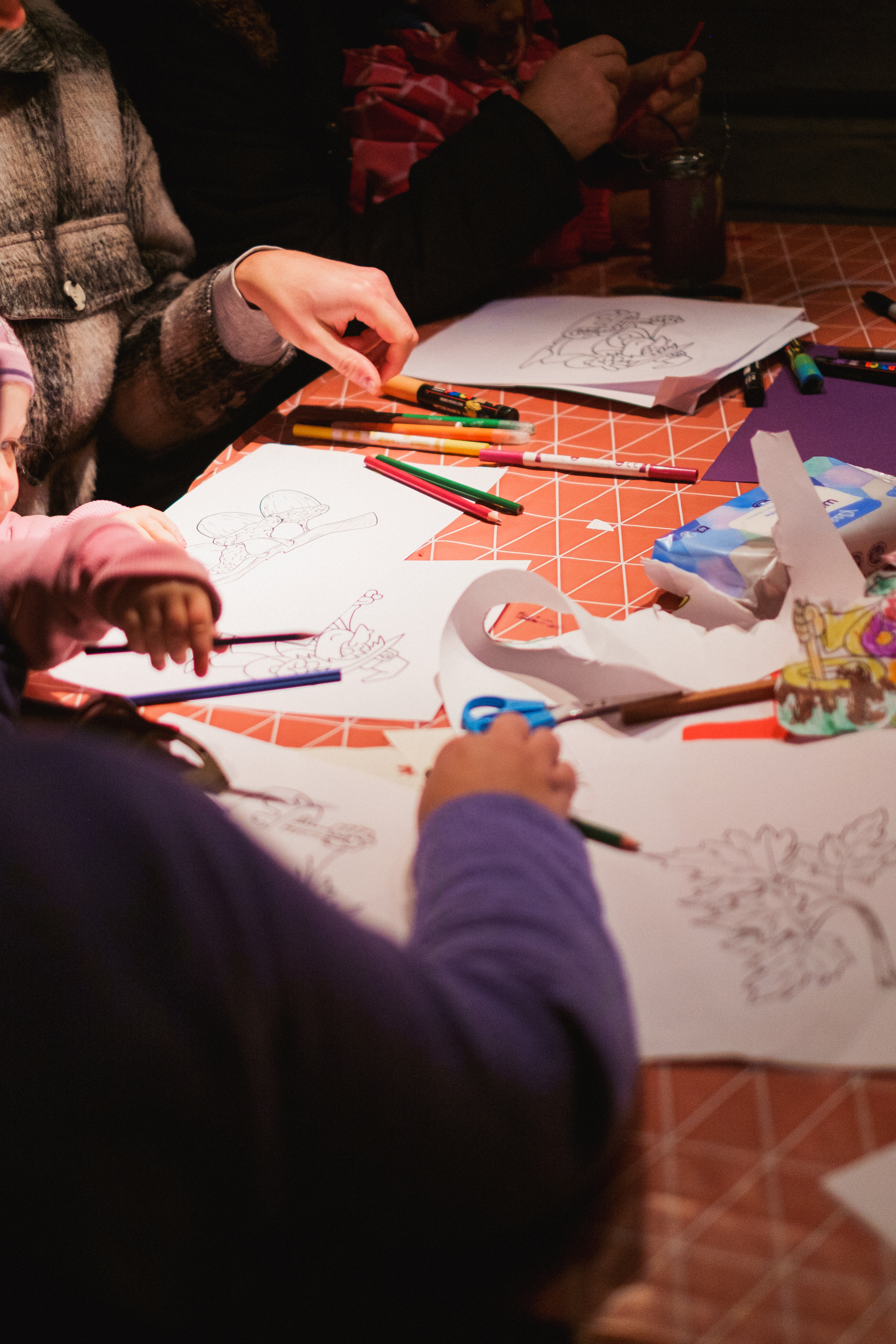 Bild på pyssel och händer