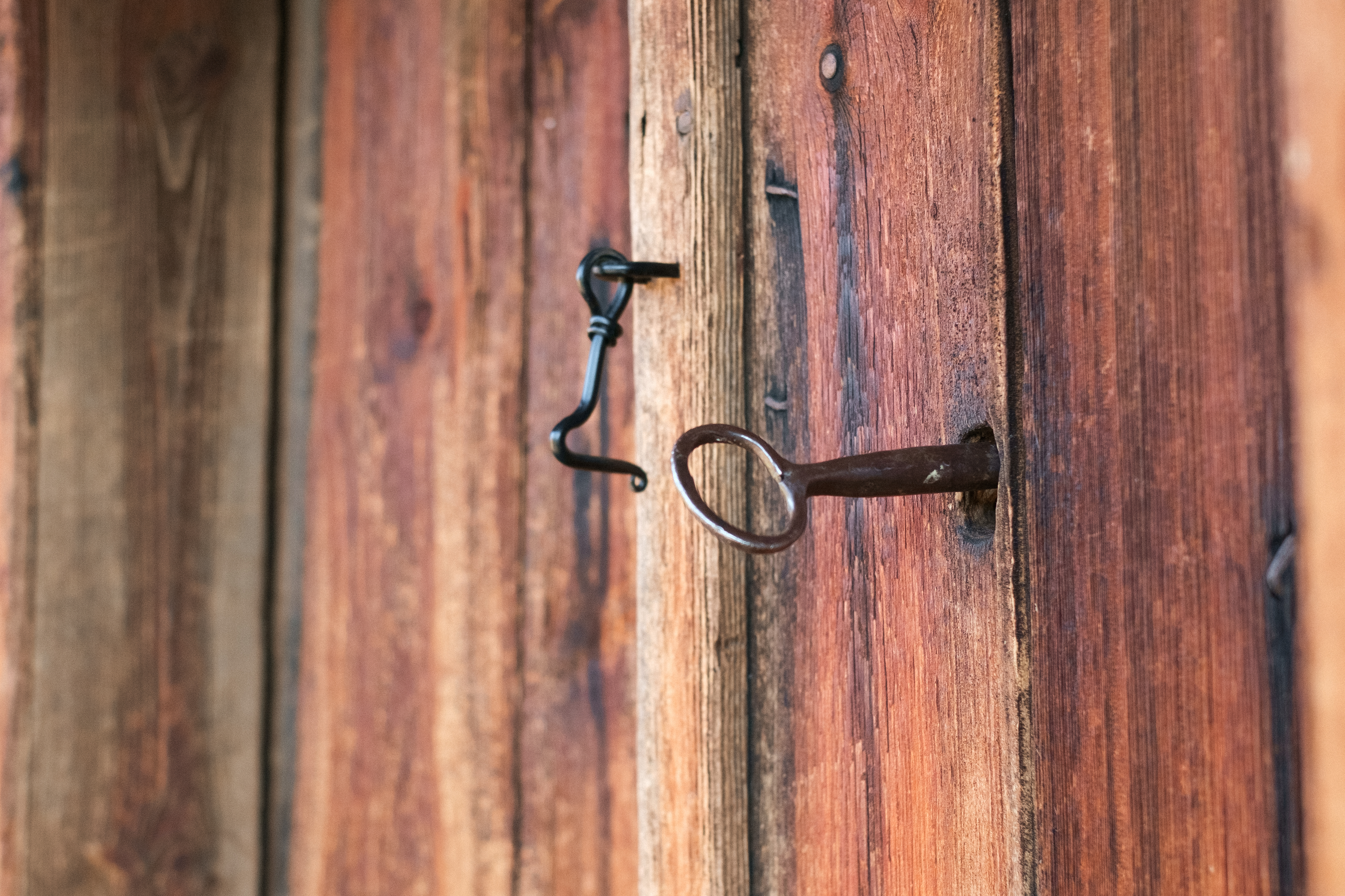 En närbild på en trädörr med nyckel och lås 