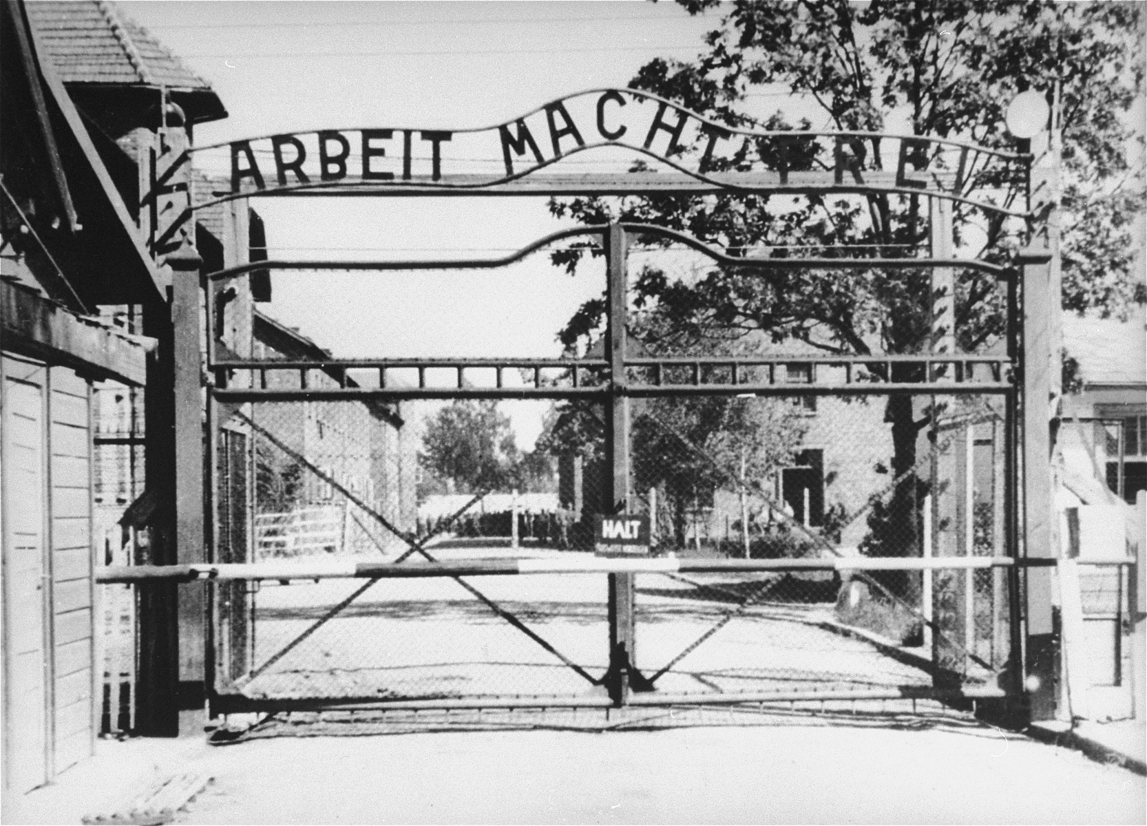 Entrén till Auschwitz-Birkenau och skylten "Arbeit macht frei". Bild i samband med föreläsning på Förintelsens minnesdag.