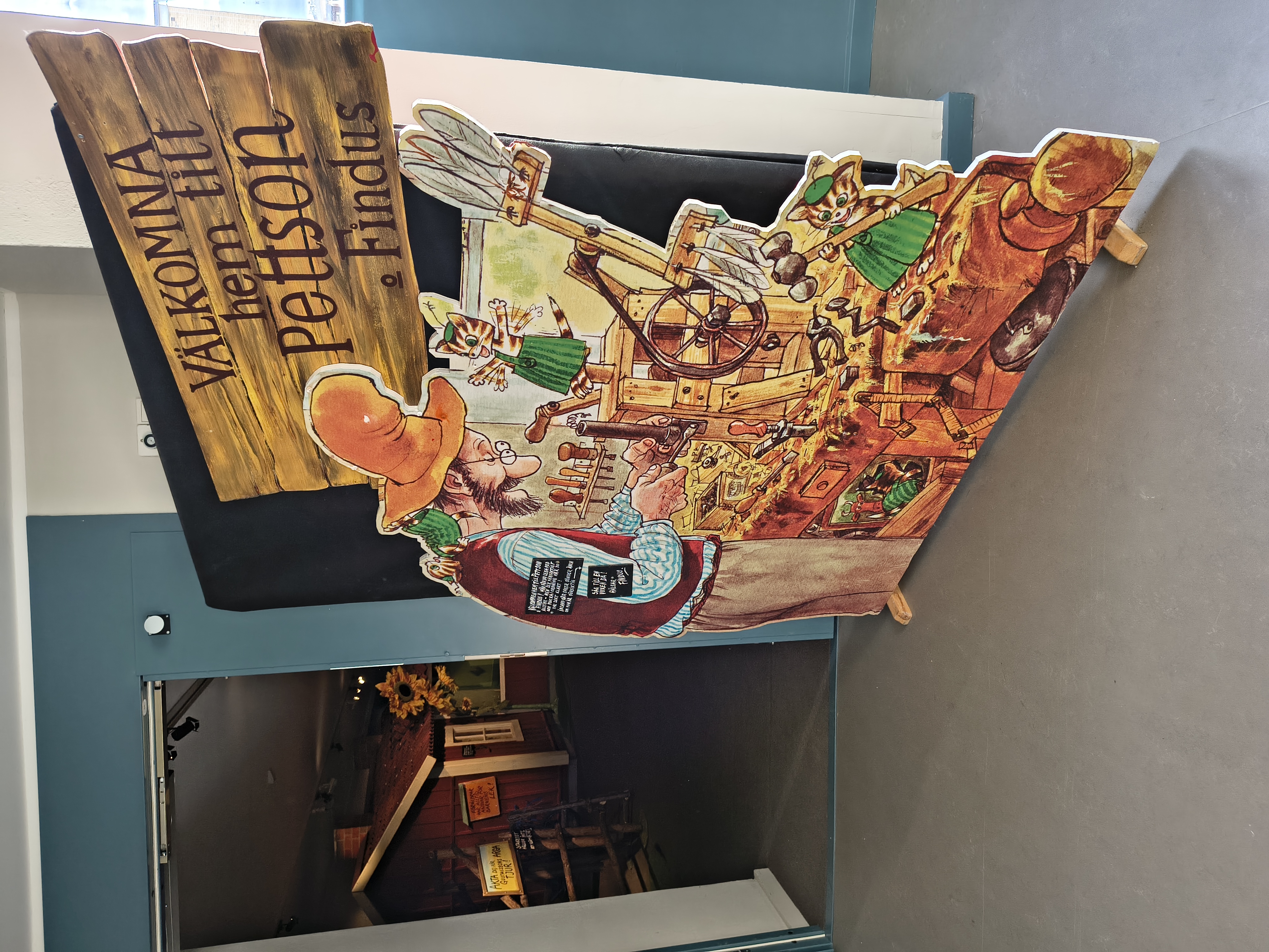 Ingången till lekutställningen Hemma hos Pettson & Findus, producerad av Barnutställningar.nu.