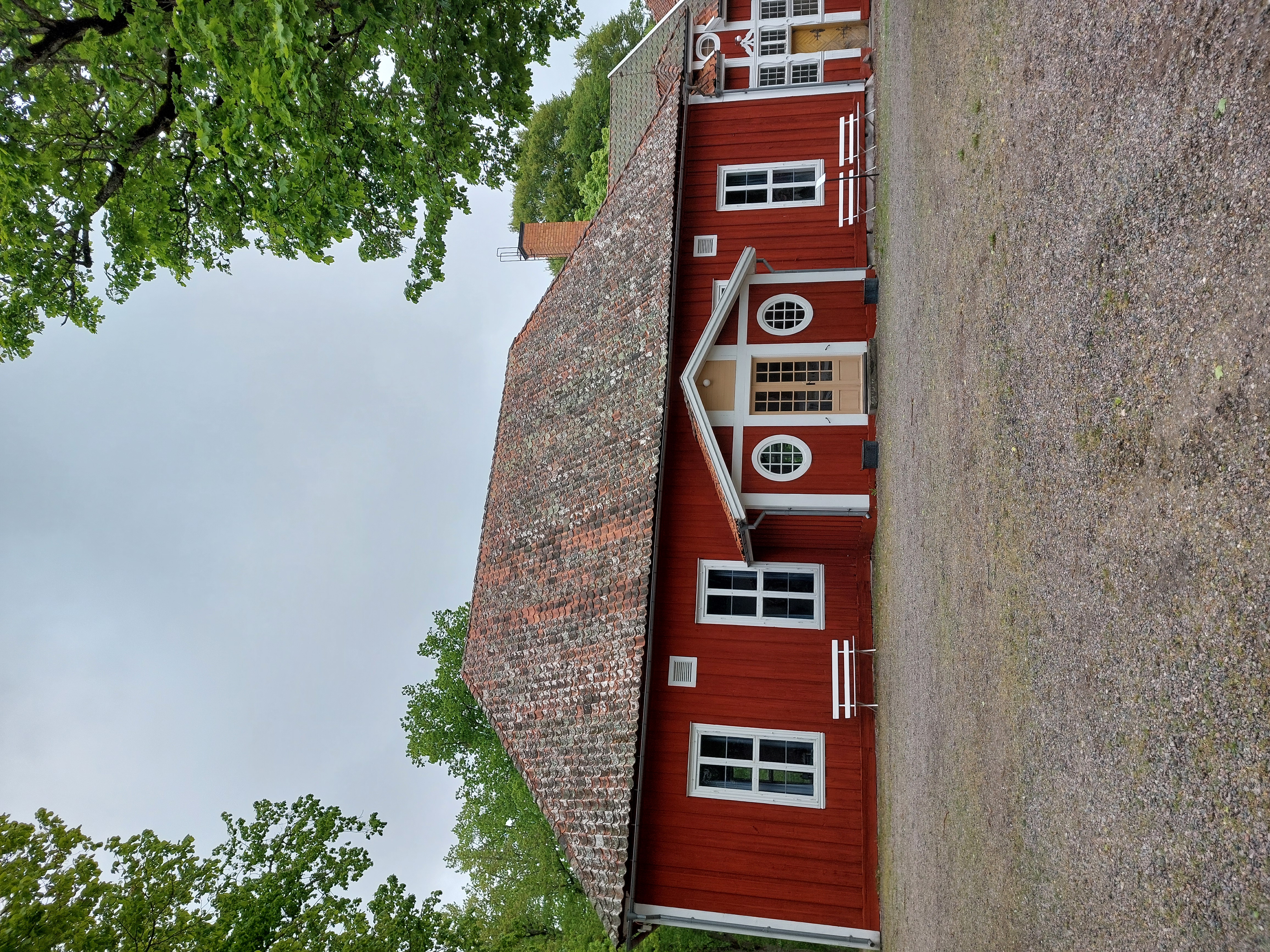 Museets konservatorer arbetar med väggmålningar från 1800-talet i Stora matsalen på Medevi Brunn.