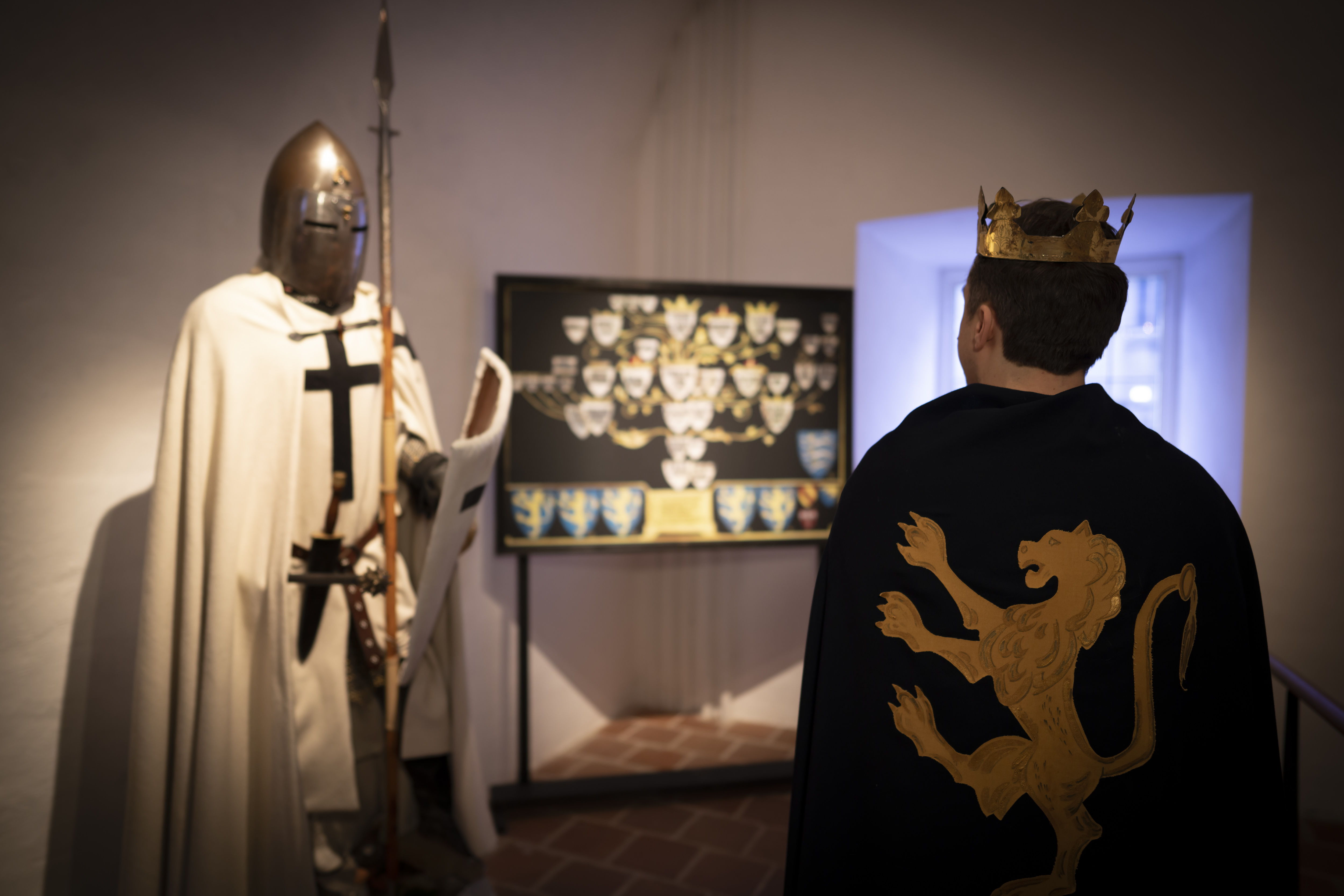 Riddarrustning och kung på Sancta Birgitta Klostermuseum.