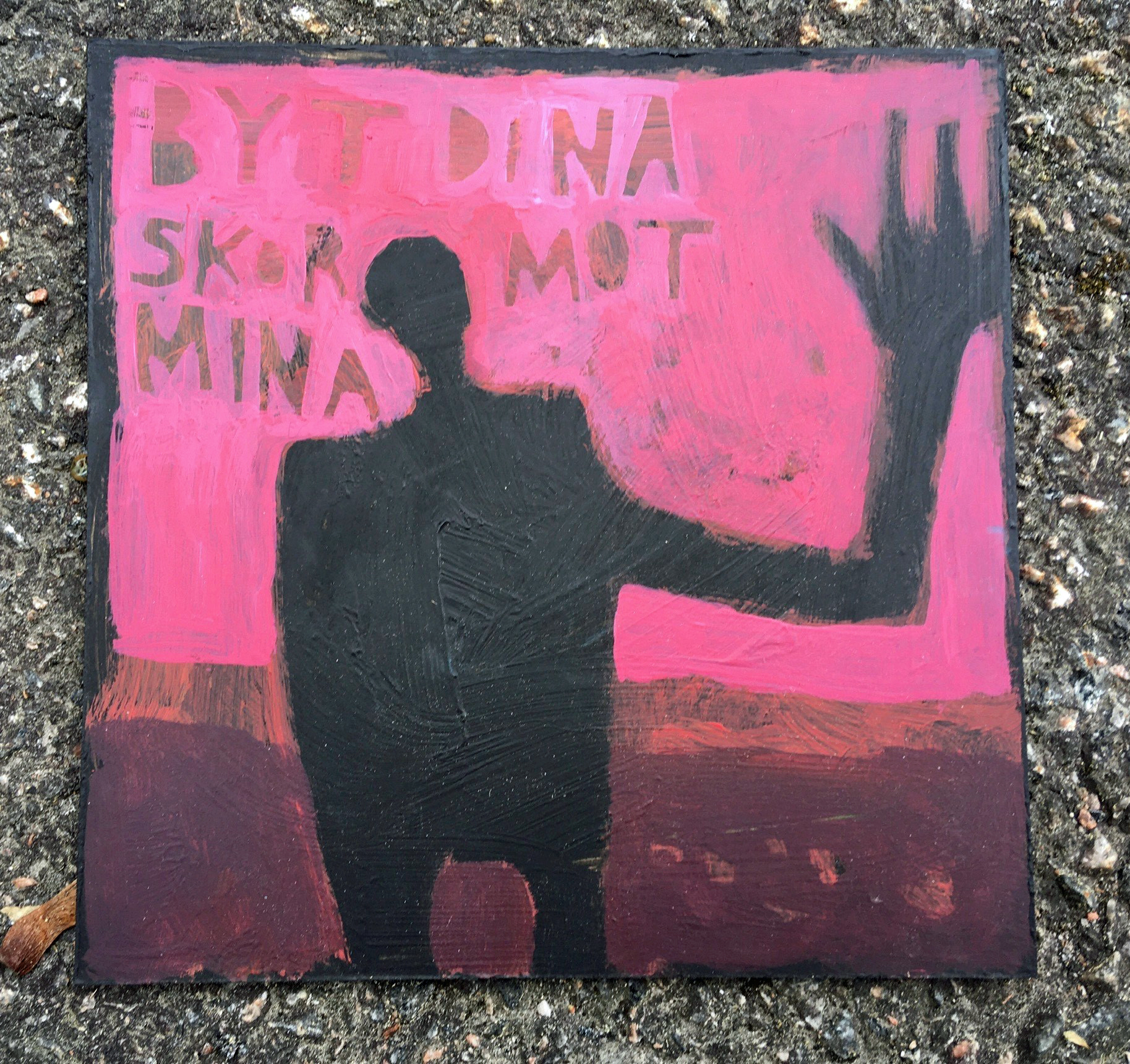 Målning av Mika Liffner, en svart figur lyfter ena armen, mot en rosa bakgrund