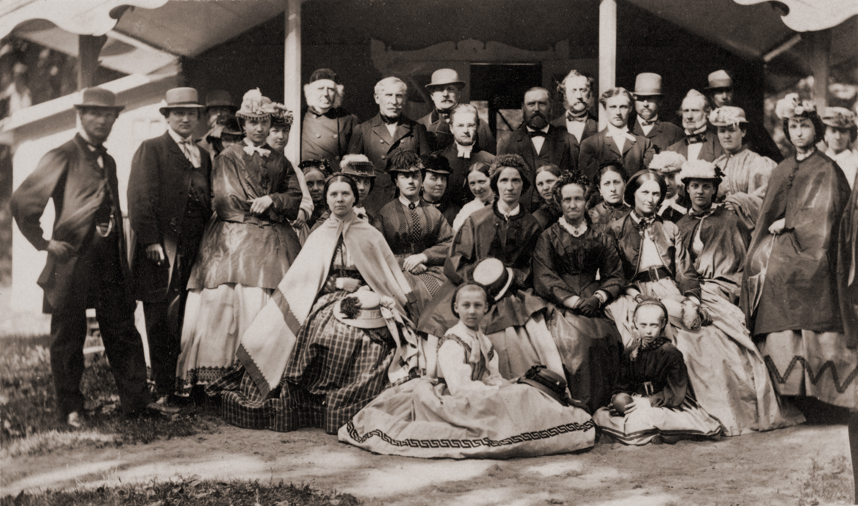 Gruppbild från Medevi brunn tagen 10 juli 1865. Fotografen är okänd.