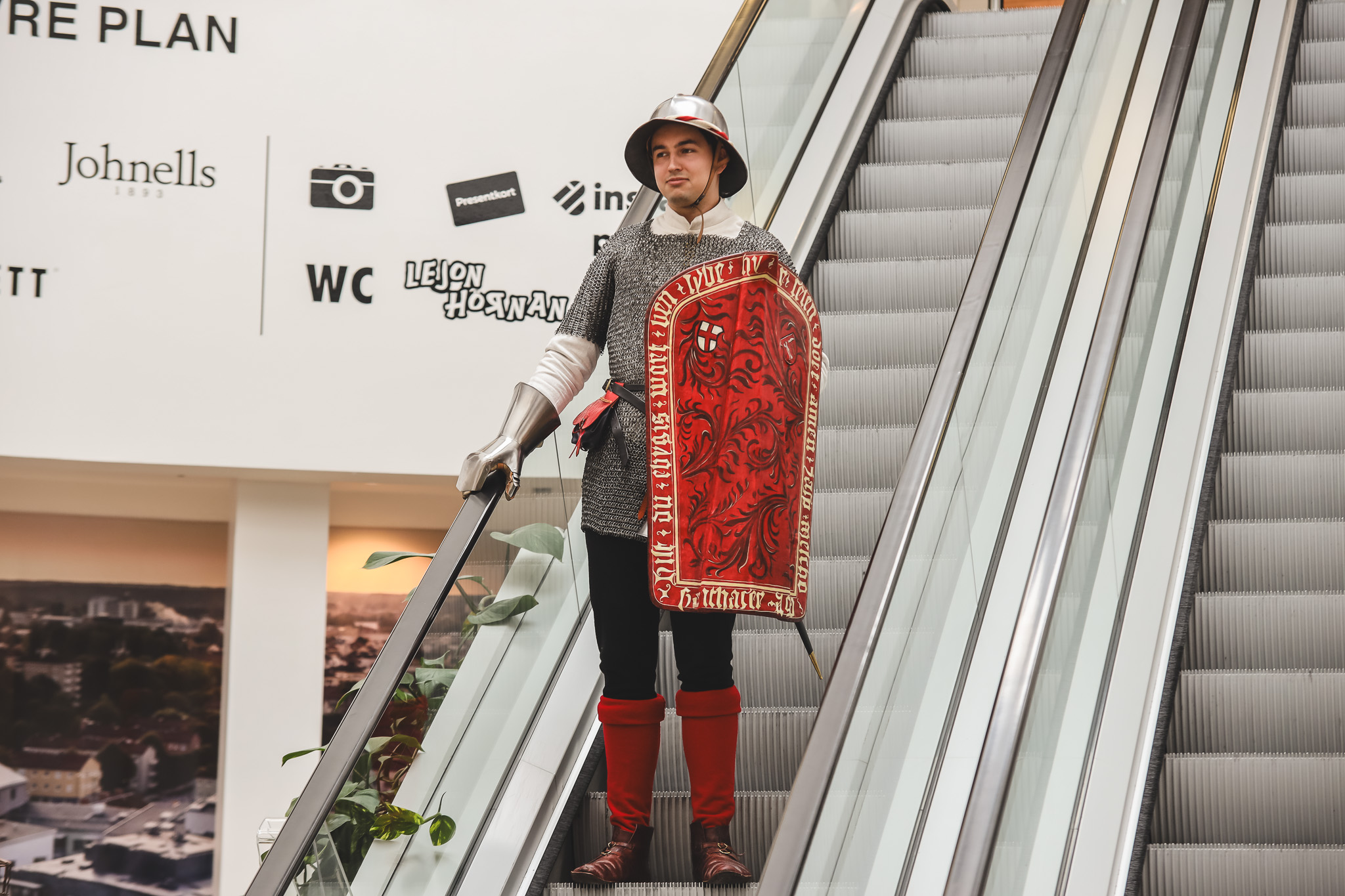 Historisk modevisning i Galleria Gränden under Linköpings Stadsfest 2024.