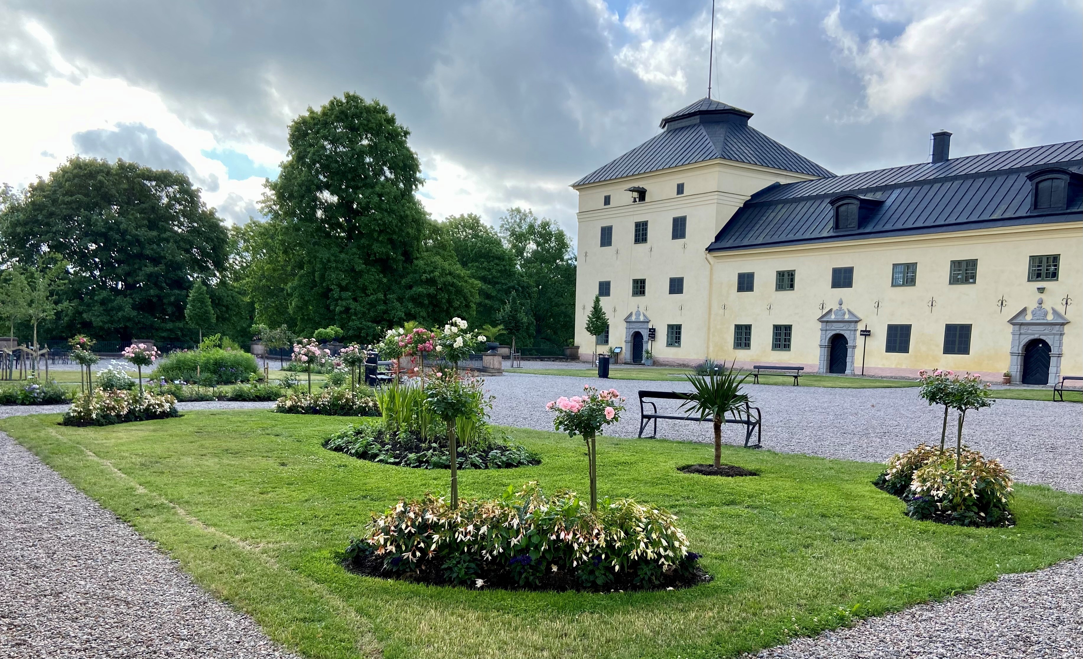 Vy över borggården första sommaren efter nyplantering enligt projektet Emilie Pipers Gröna borggård