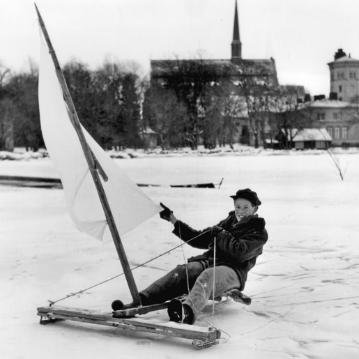 Vintrig Vadstenabild ur fotoutställningen "Det som göms i snö - dolda bildskatter från Vadstena" på Sancta Birgitta Klostermuseum 2023-2024.