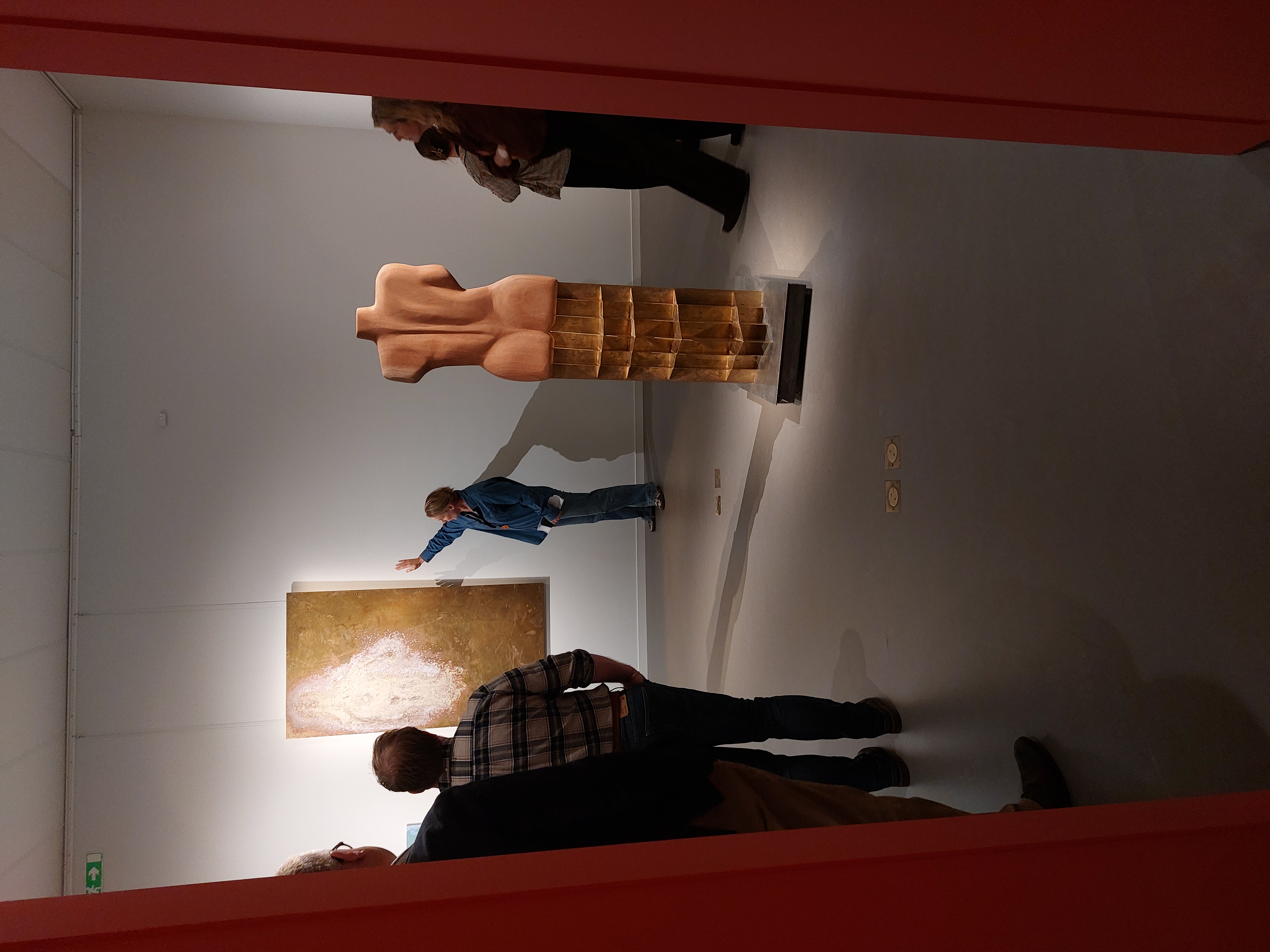 Konstintendent Ebba de Faire leder en (personal)visning av utställningen "Oskar Hult & Eva Mag – Arboristen".