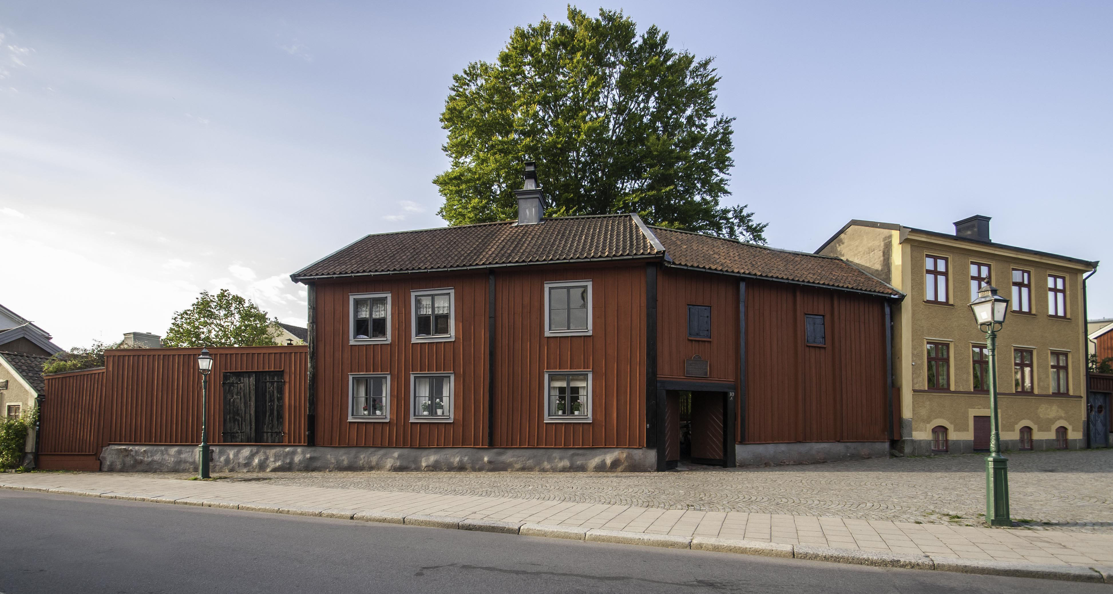 Onkel Adamsgården med sidan röda träbyggnader från gatusidan.