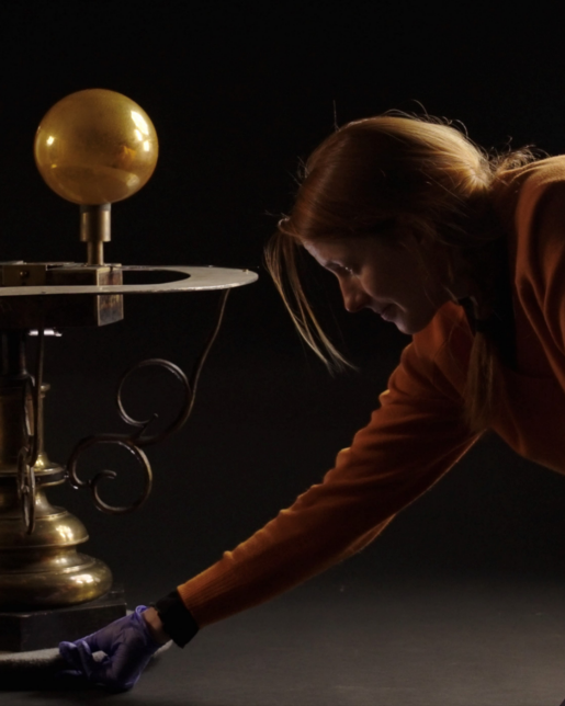 Museipedagog Karin Lundahl med universalur från Horn i Östergötland.